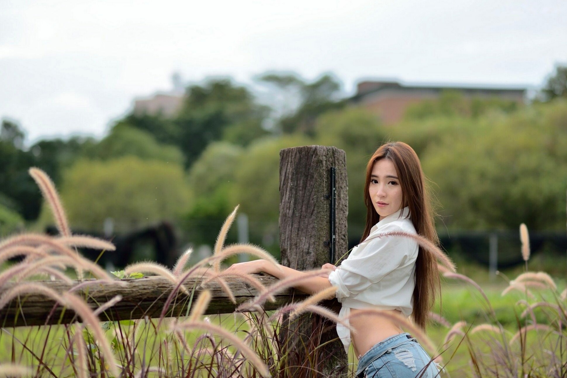 台湾正妹Anber小安柏台大校园户外写真,清纯高挑模特展现优雅御姐气质,黑白开叉长裙秀绝美长腿,唯美清新私房摄影作品