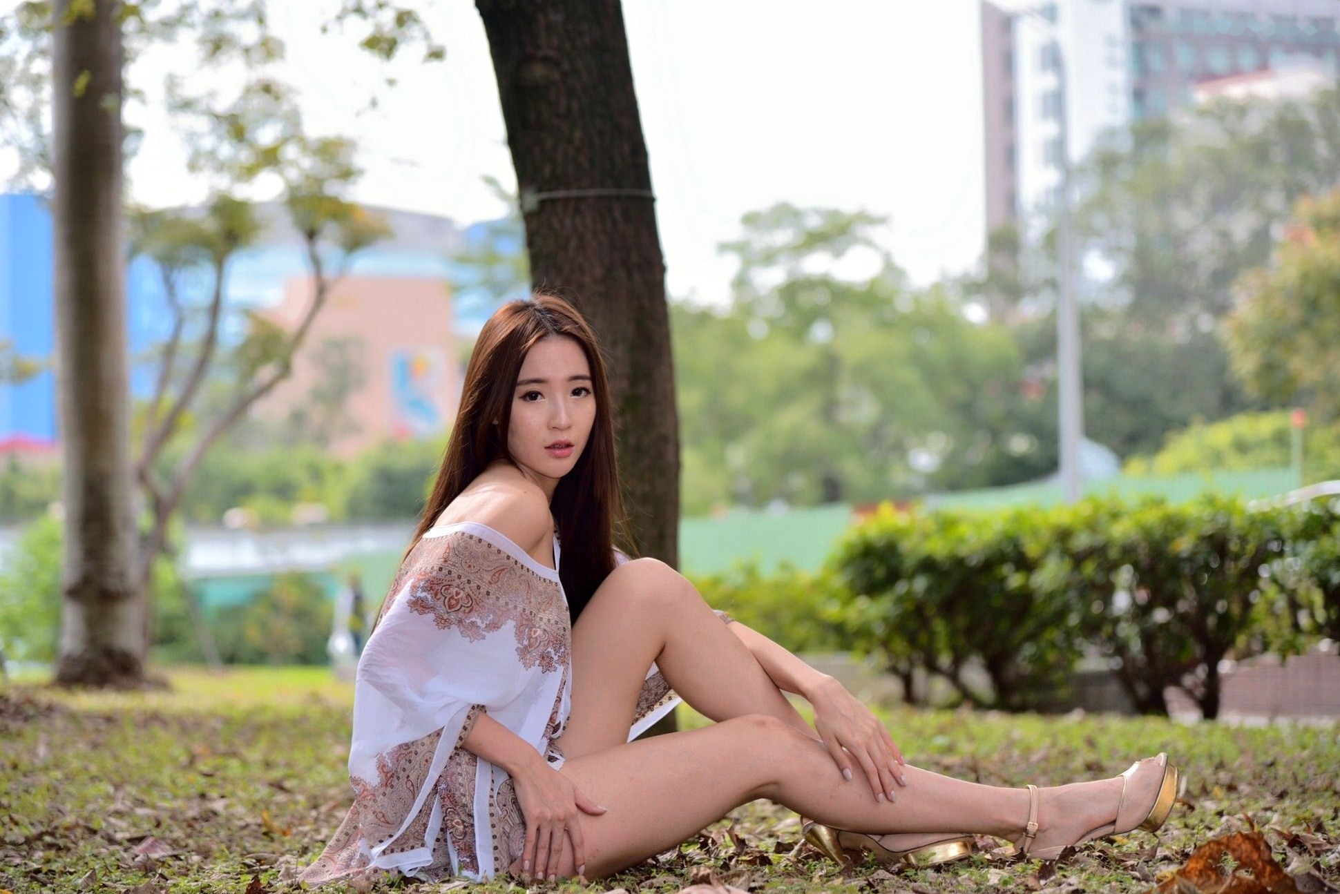 台湾正妹Anber小安柏台大校园户外写真,清纯高挑模特展现优雅御姐气质,黑白开叉长裙秀绝美长腿,唯美清新私房摄影作品