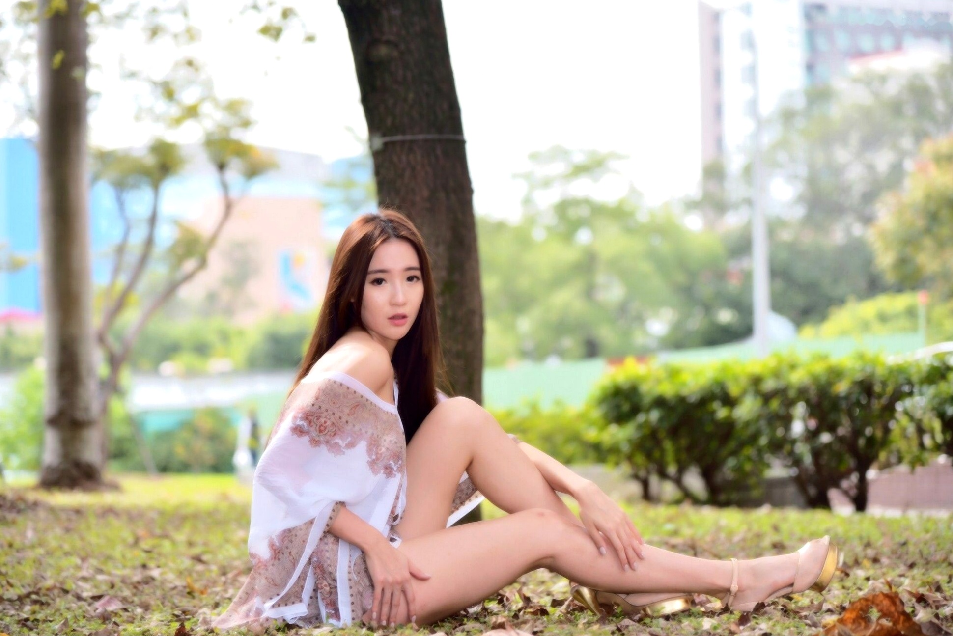 台湾正妹Anber小安柏台大校园户外写真,清纯高挑模特展现优雅御姐气质,黑白开叉长裙秀绝美长腿,唯美清新私房摄影作品