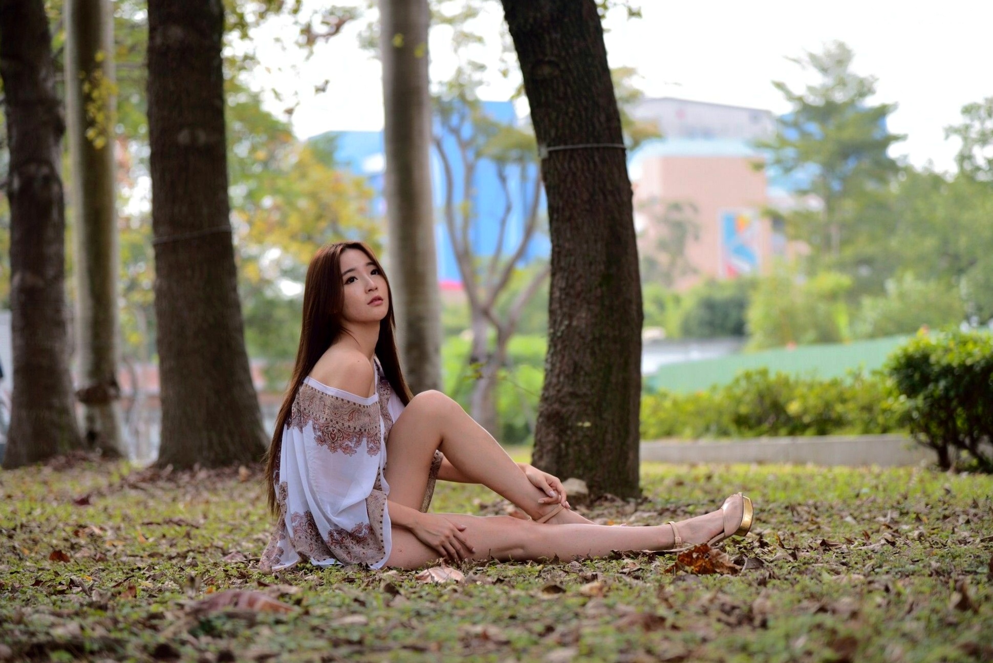 台湾正妹Anber小安柏台大校园户外写真,清纯高挑模特展现优雅御姐气质,黑白开叉长裙秀绝美长腿,唯美清新私房摄影作品