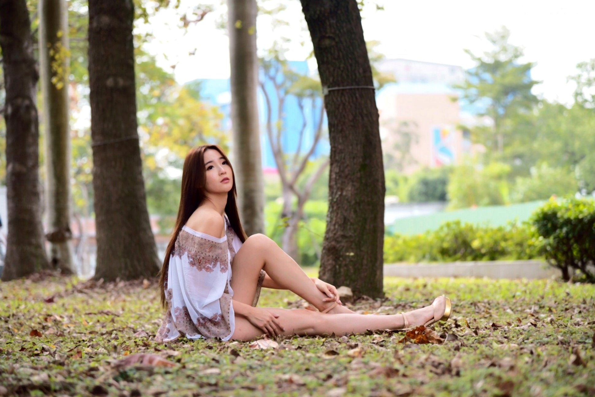 台湾正妹Anber小安柏台大校园户外写真,清纯高挑模特展现优雅御姐气质,黑白开叉长裙秀绝美长腿,唯美清新私房摄影作品