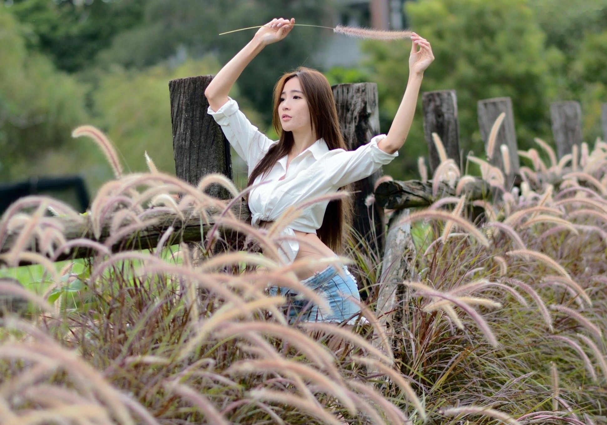 台湾正妹Anber小安柏台大校园户外写真,清纯高挑模特展现优雅御姐气质,黑白开叉长裙秀绝美长腿,唯美清新私房摄影作品