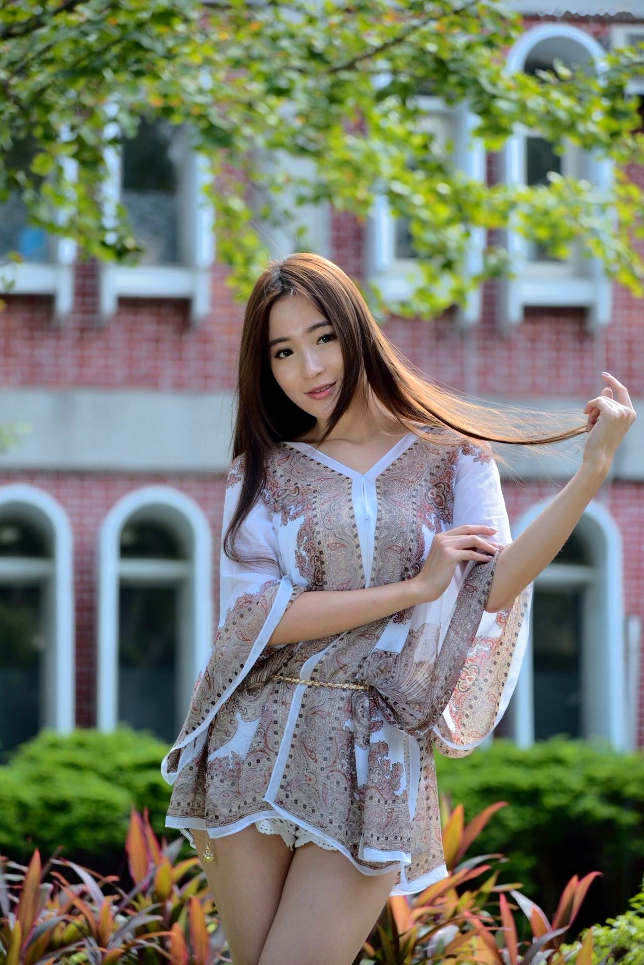 台湾正妹Anber小安柏台大校园户外写真,清纯高挑模特展现优雅御姐气质,黑白开叉长裙秀绝美长腿,唯美清新私房摄影作品