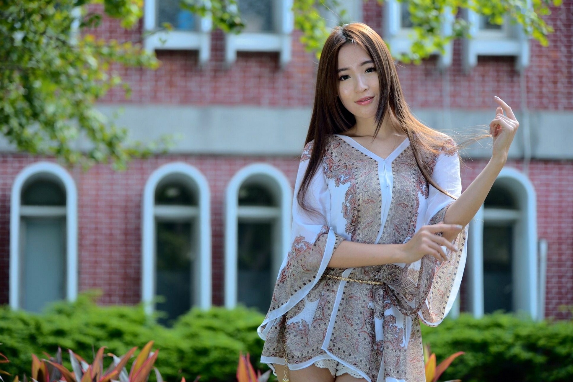 台湾正妹Anber小安柏台大校园户外写真,清纯高挑模特展现优雅御姐气质,黑白开叉长裙秀绝美长腿,唯美清新私房摄影作品