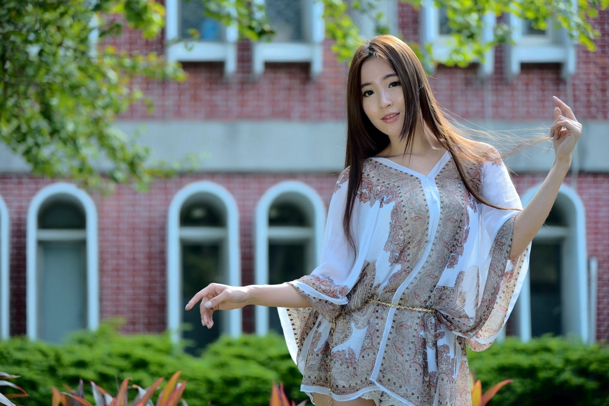 台湾正妹Anber小安柏台大校园户外写真,清纯高挑模特展现优雅御姐气质,黑白开叉长裙秀绝美长腿,唯美清新私房摄影作品