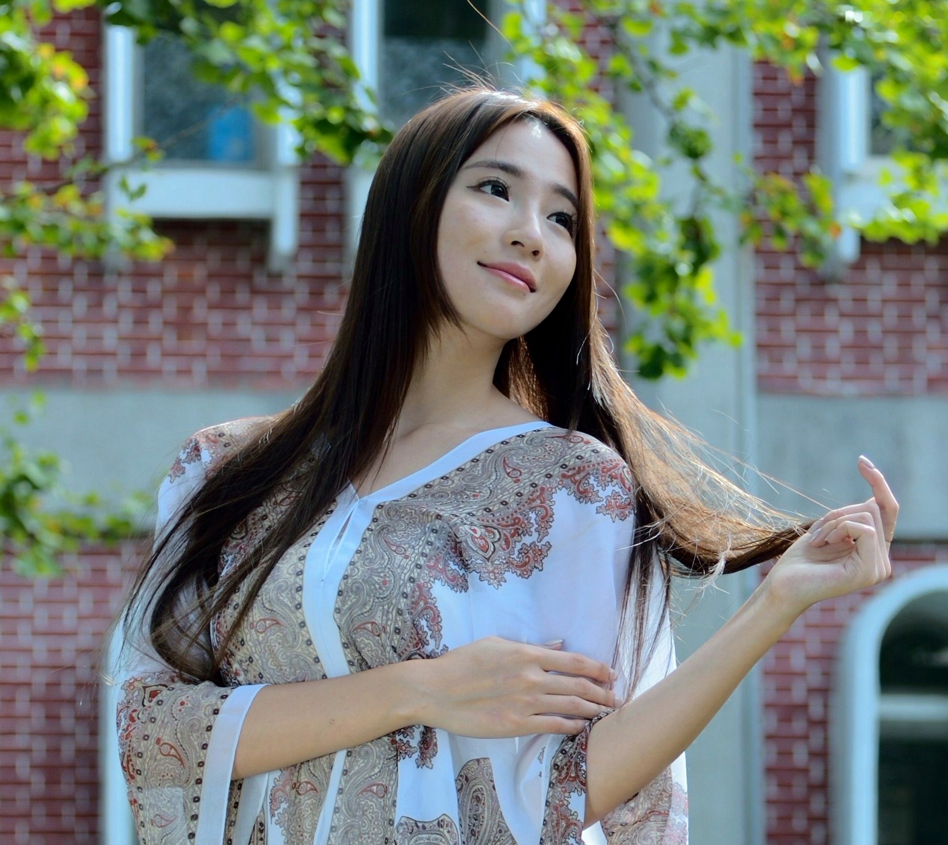台湾正妹Anber小安柏台大校园户外写真,清纯高挑模特展现优雅御姐气质,黑白开叉长裙秀绝美长腿,唯美清新私房摄影作品