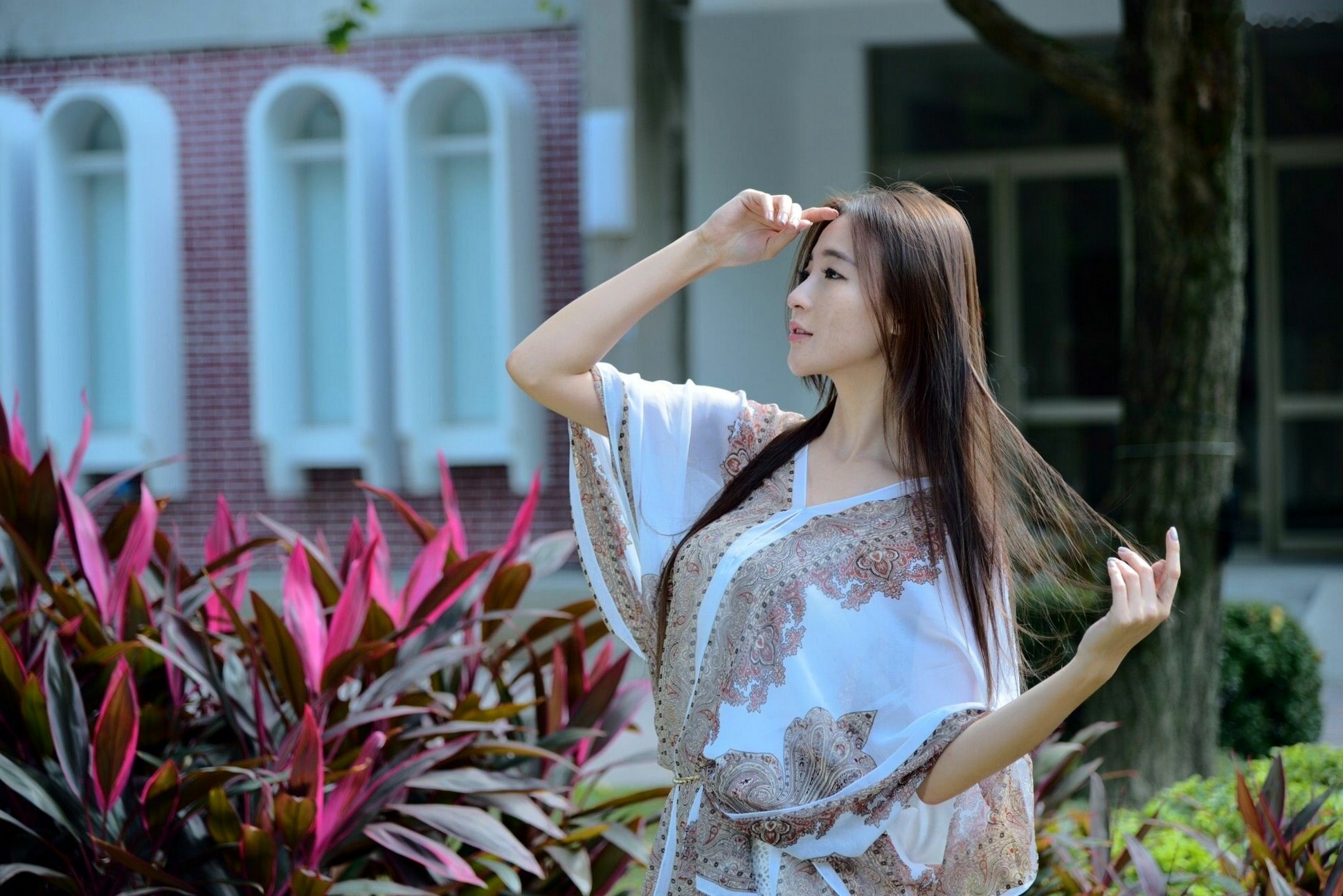 台湾正妹Anber小安柏台大校园户外写真,清纯高挑模特展现优雅御姐气质,黑白开叉长裙秀绝美长腿,唯美清新私房摄影作品