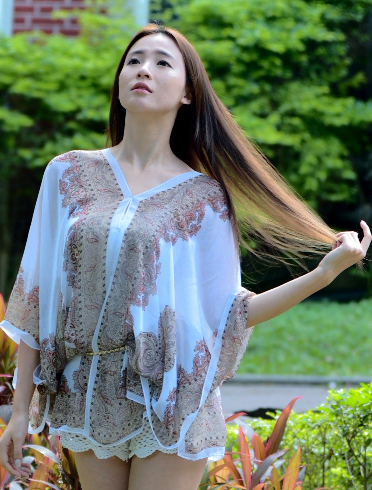 台湾正妹Anber小安柏台大校园户外写真,清纯高挑模特展现优雅御姐气质,黑白开叉长裙秀绝美长腿,唯美清新私房摄影作品