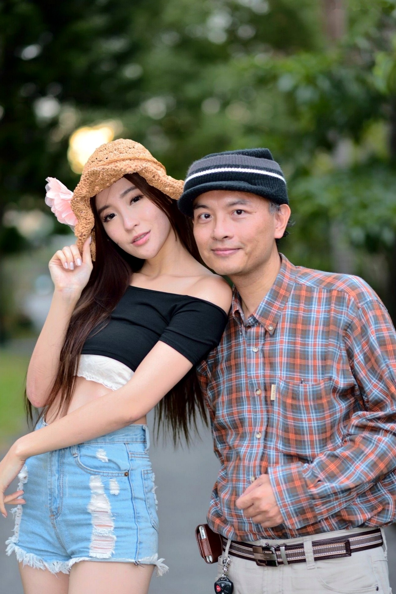 台湾正妹Anber小安柏台大校园户外写真,清纯高挑模特展现优雅御姐气质,黑白开叉长裙秀绝美长腿,唯美清新私房摄影作品