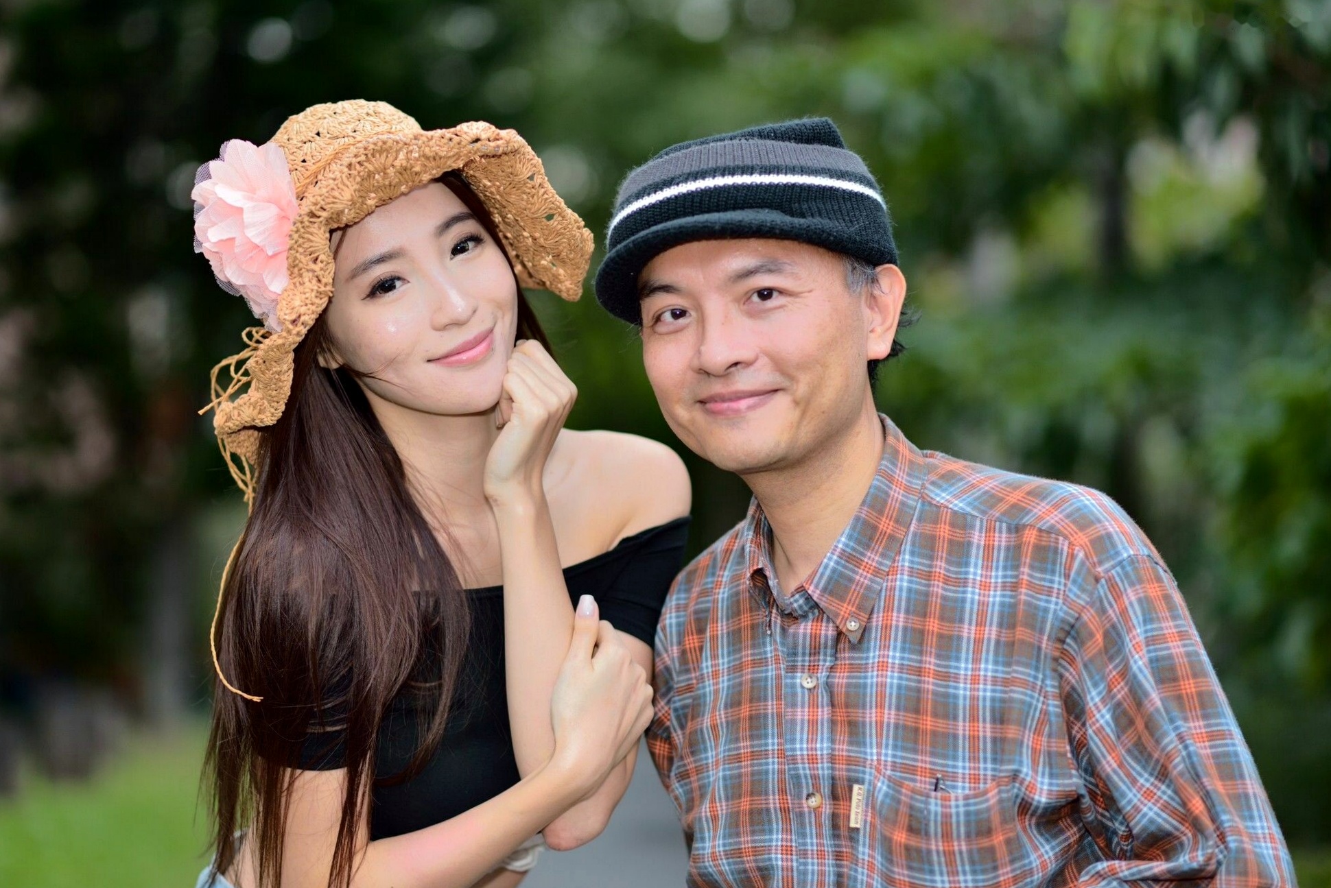 台湾正妹Anber小安柏台大校园户外写真,清纯高挑模特展现优雅御姐气质,黑白开叉长裙秀绝美长腿,唯美清新私房摄影作品