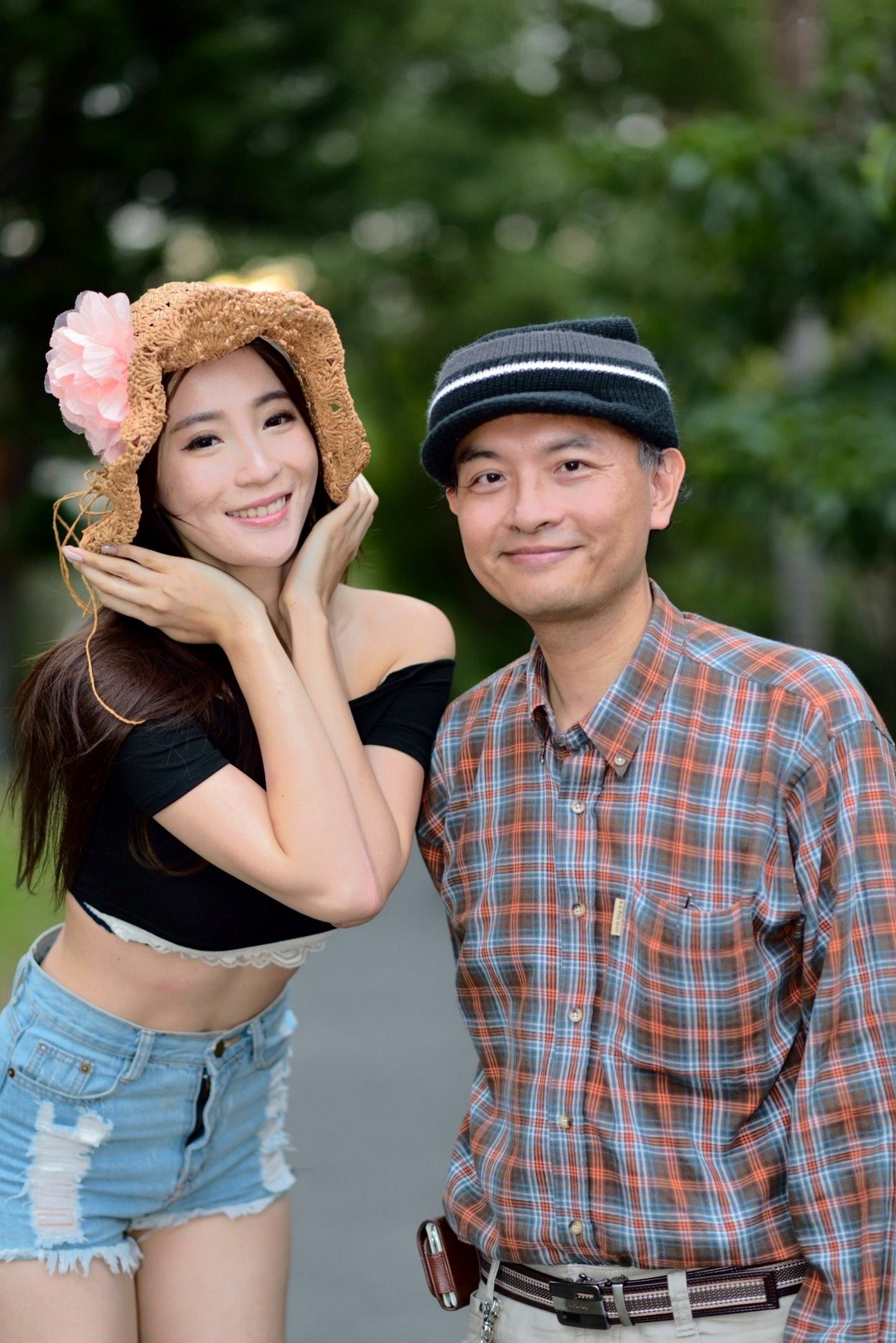 台湾正妹Anber小安柏台大校园户外写真,清纯高挑模特展现优雅御姐气质,黑白开叉长裙秀绝美长腿,唯美清新私房摄影作品