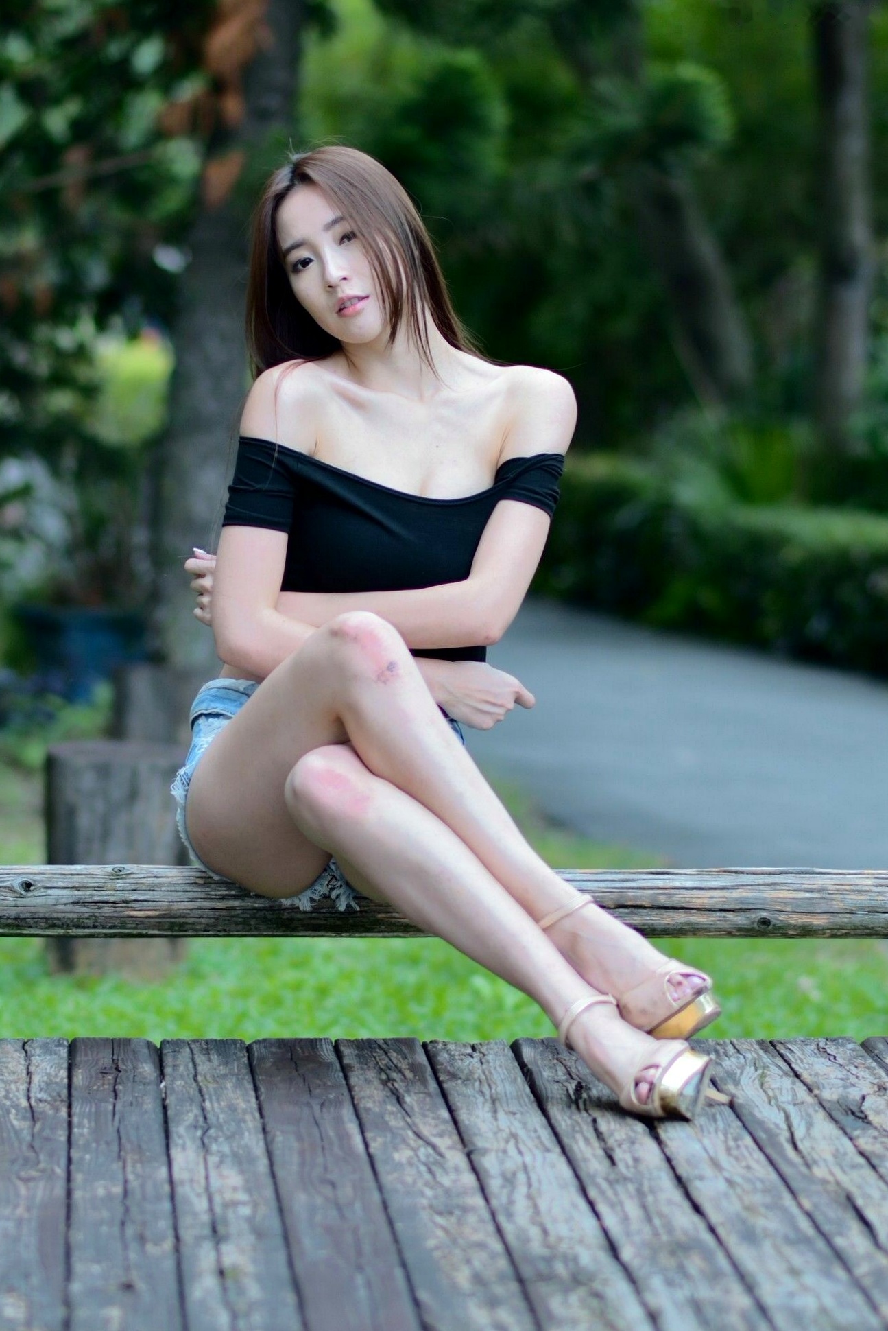 台湾正妹Anber小安柏台大校园户外写真,清纯高挑模特展现优雅御姐气质,黑白开叉长裙秀绝美长腿,唯美清新私房摄影作品