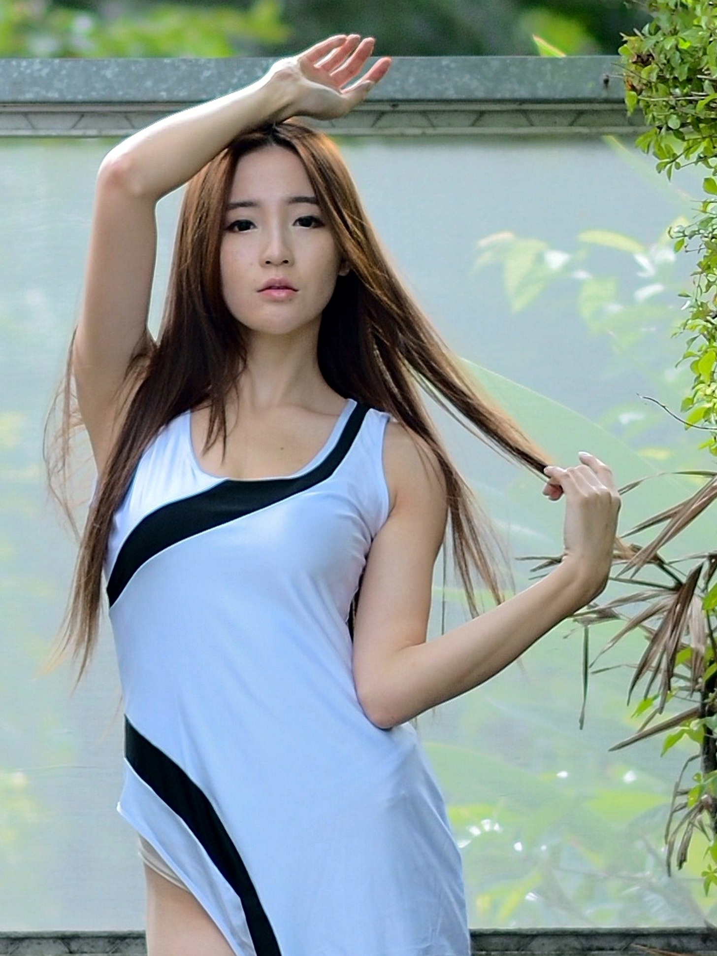 台湾正妹Anber小安柏台大校园户外写真,清纯高挑模特展现优雅御姐气质,黑白开叉长裙秀绝美长腿,唯美清新私房摄影作品