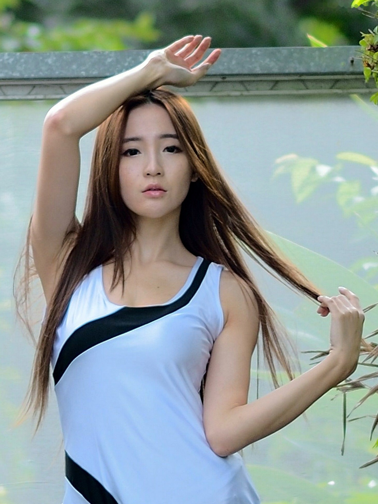 台湾正妹Anber小安柏台大校园户外写真,清纯高挑模特展现优雅御姐气质,黑白开叉长裙秀绝美长腿,唯美清新私房摄影作品