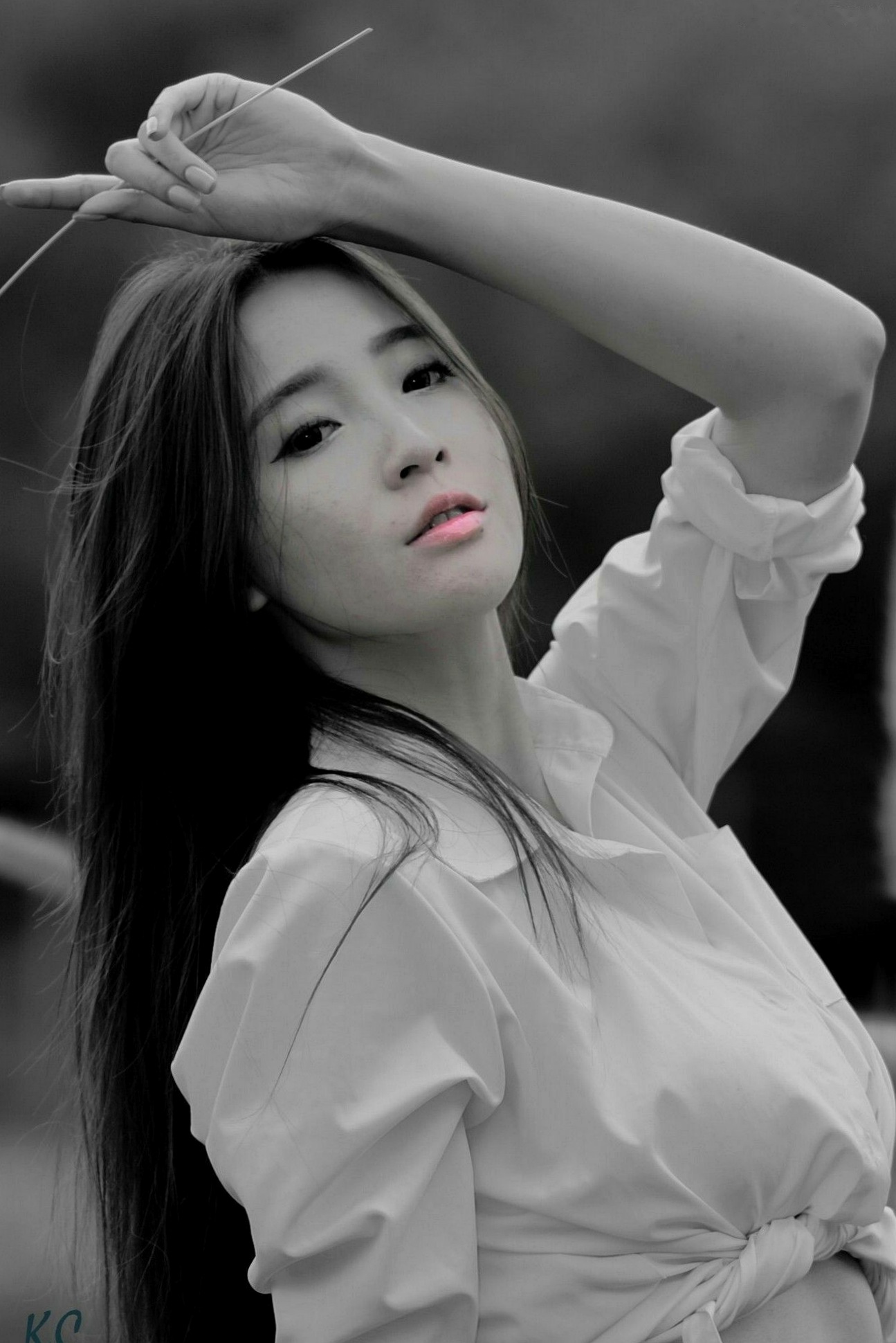 台湾正妹Anber小安柏台大校园户外写真,清纯高挑模特展现优雅御姐气质,黑白开叉长裙秀绝美长腿,唯美清新私房摄影作品