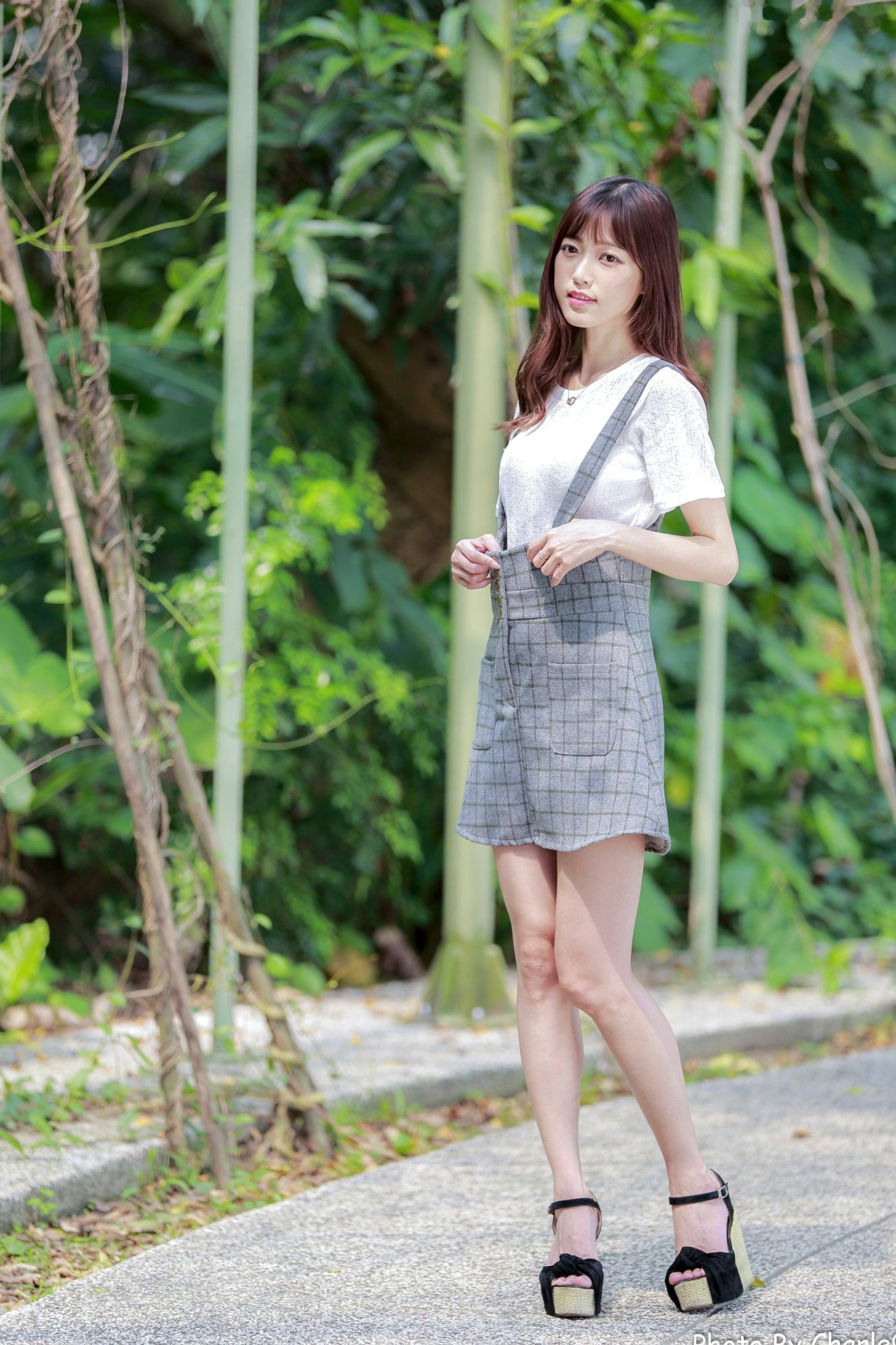 台湾正妹彭丽嘉(Lady憶憶)圆山花博户外写真,青春简约穿搭展现清新甜美气质