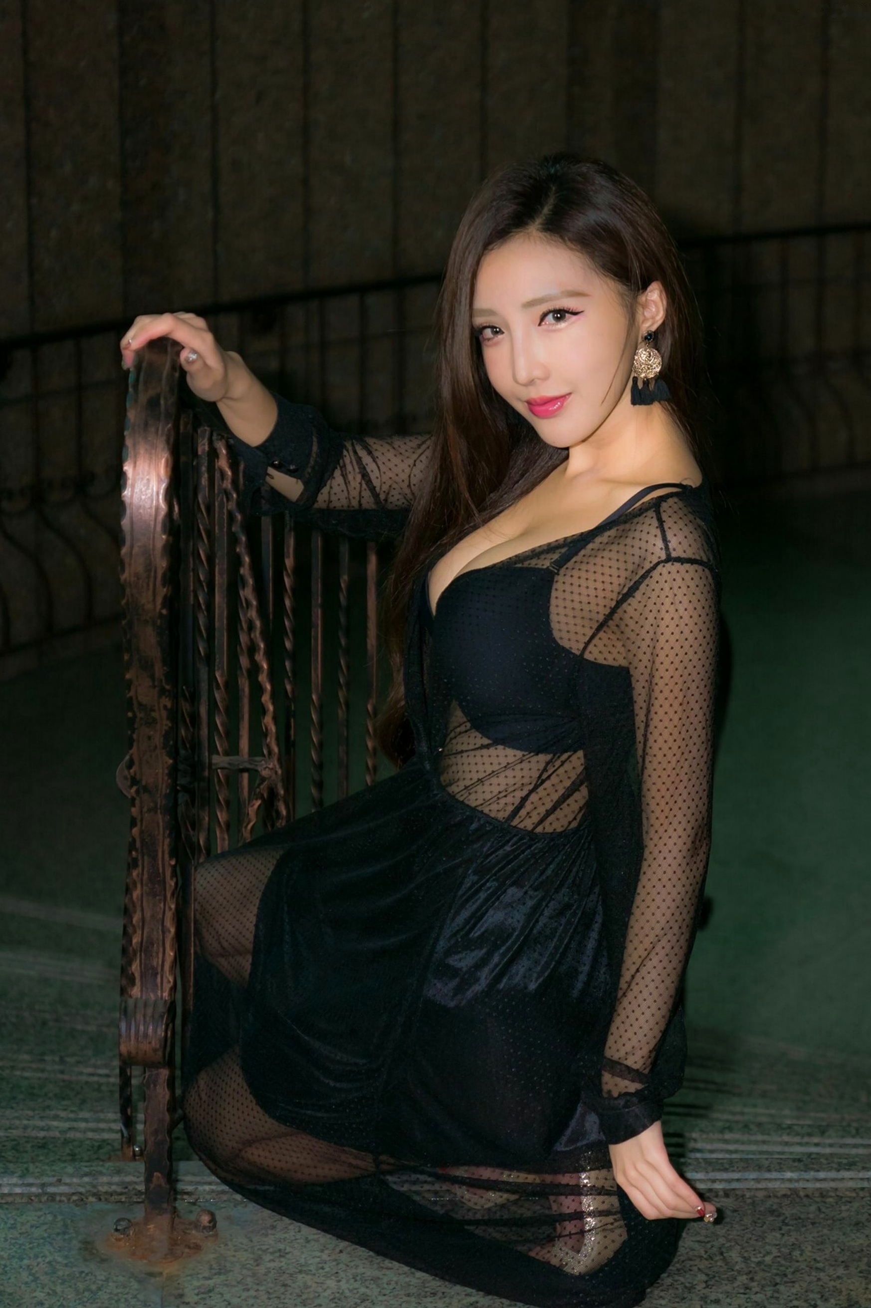 台湾正妹赵芸Syuan城市街拍写真,现代时尚都市风,御姐气质迷人外拍精选