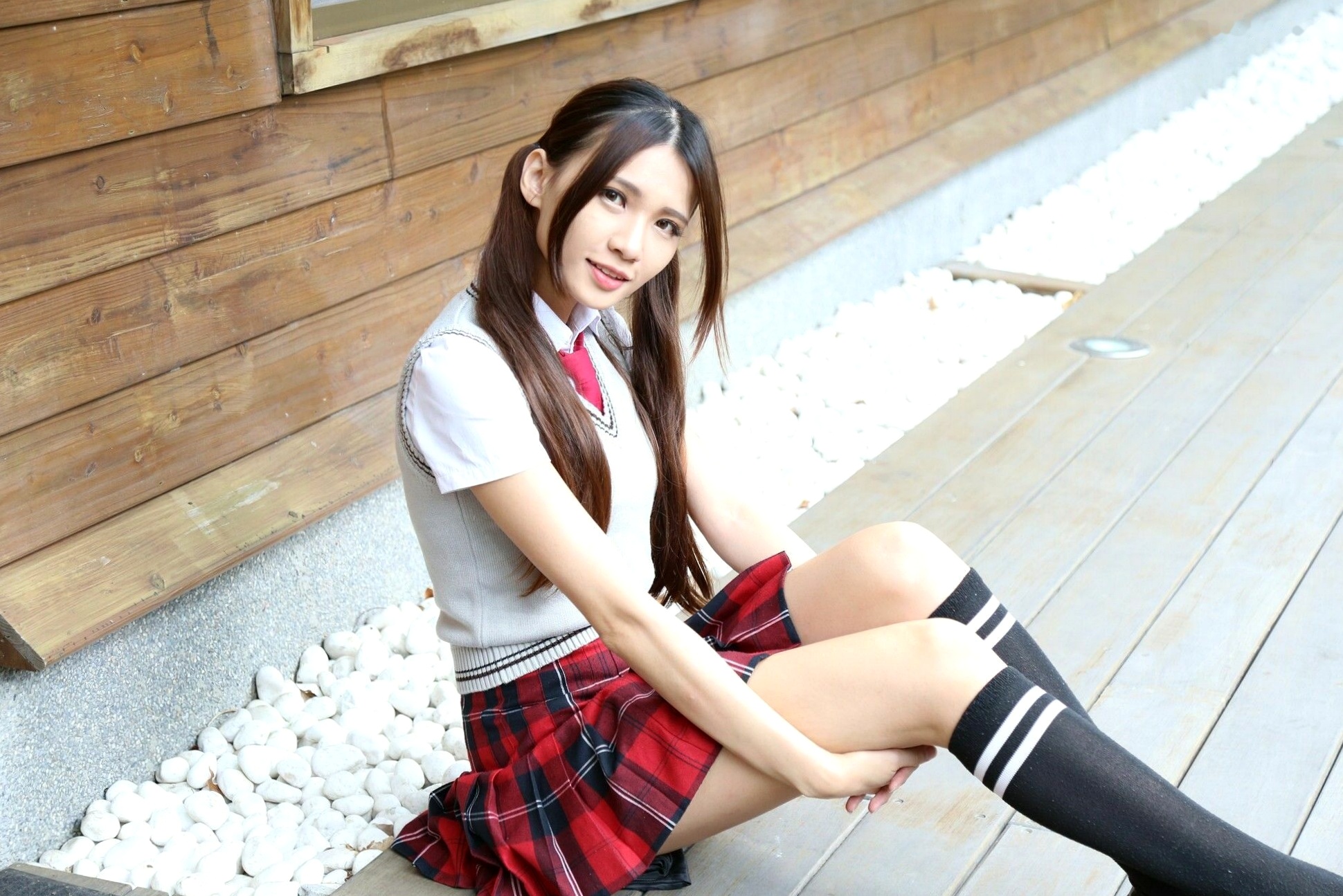 台湾正妹蔡译心Candice校园甜美风写真,红格子制服短裙尽显青春气息与修长美腿