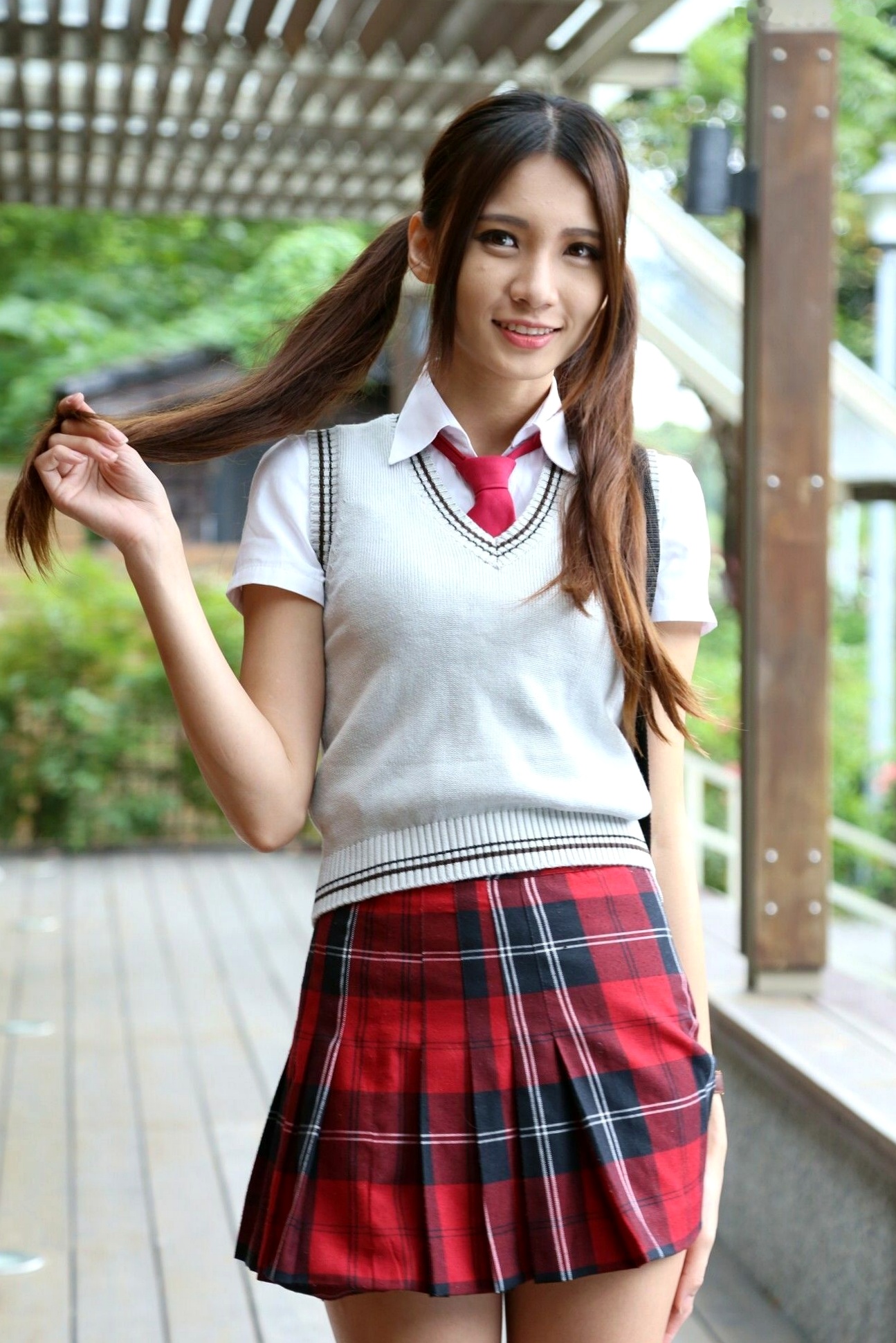 台湾正妹蔡译心Candice校园甜美风写真,红格子制服短裙尽显青春气息与修长美腿