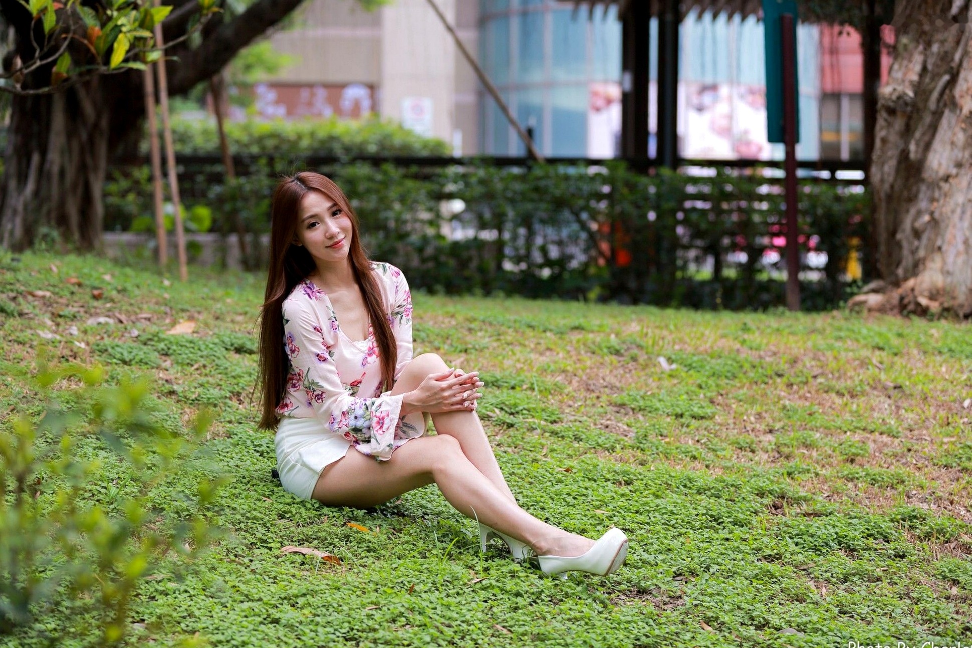 台湾正妹Anber小安柏新北投捷运站外拍写真:清新碎花与明艳红裙衬托甜美气质,户外街拍尽显修长美腿!