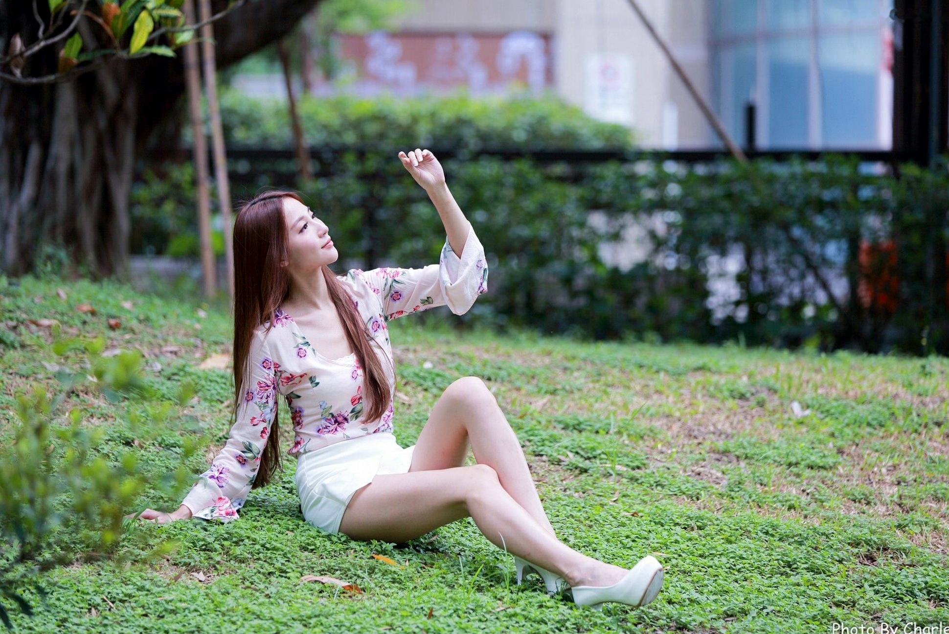 台湾正妹Anber小安柏新北投捷运站外拍写真:清新碎花与明艳红裙衬托甜美气质,户外街拍尽显修长美腿!