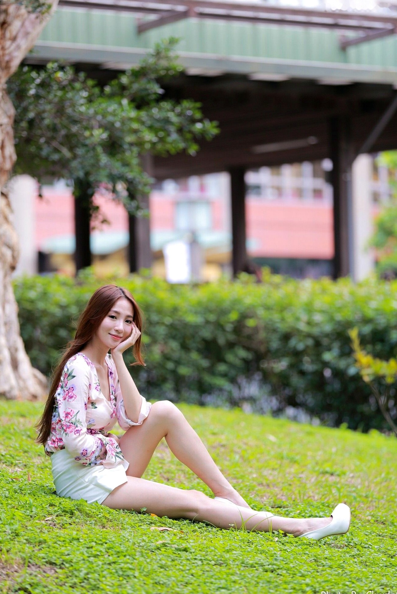 台湾正妹Anber小安柏新北投捷运站外拍写真:清新碎花与明艳红裙衬托甜美气质,户外街拍尽显修长美腿!