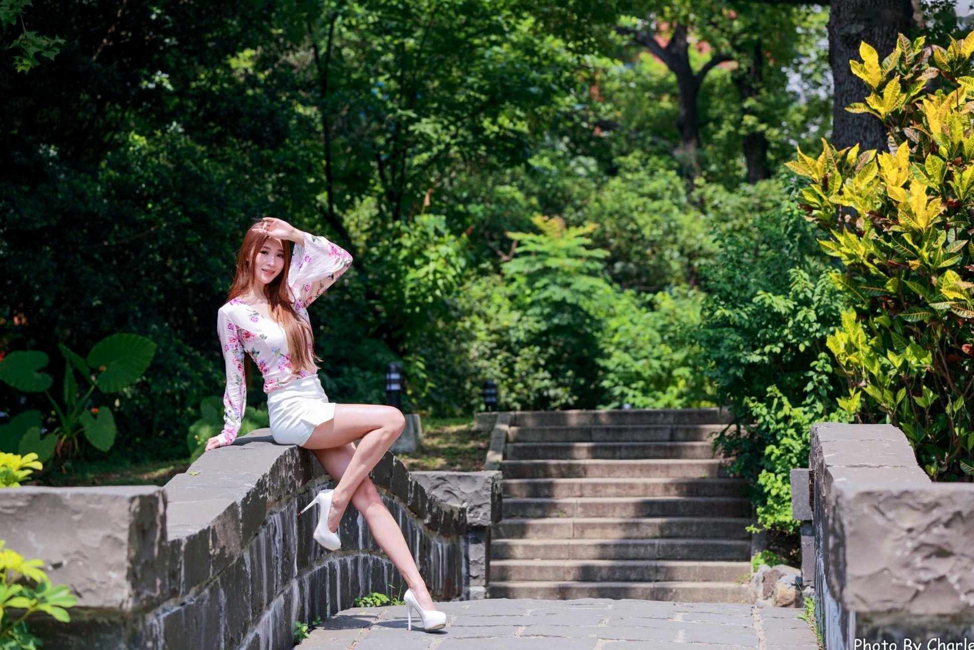 台湾正妹Anber小安柏新北投捷运站外拍写真:清新碎花与明艳红裙衬托甜美气质,户外街拍尽显修长美腿!