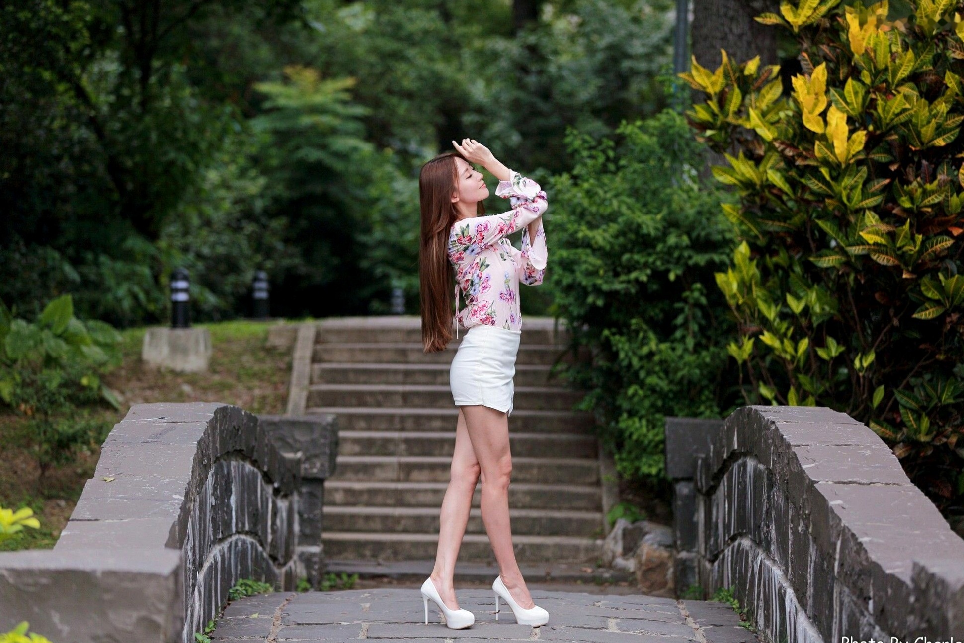 台湾正妹Anber小安柏新北投捷运站外拍写真:清新碎花与明艳红裙衬托甜美气质,户外街拍尽显修长美腿!