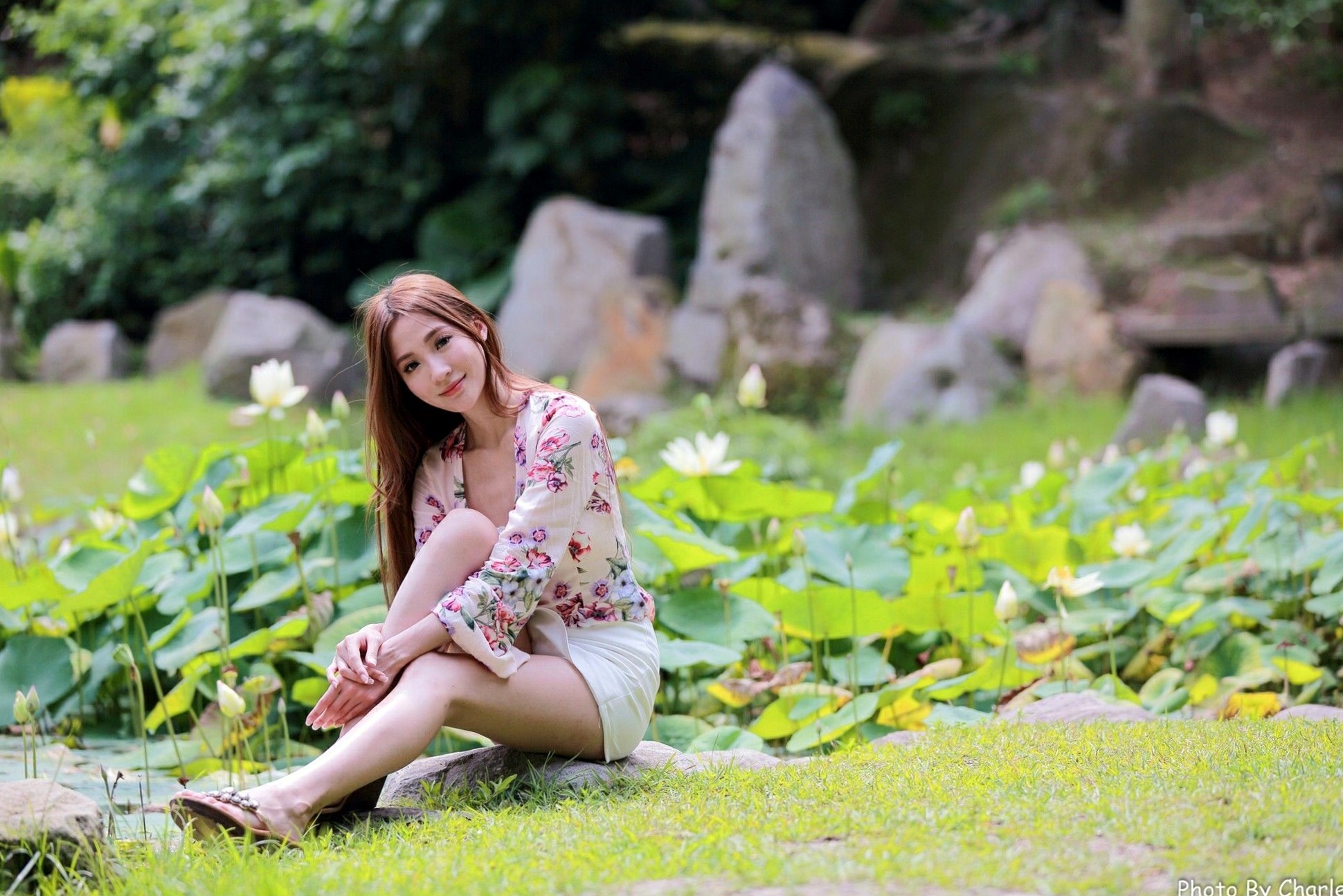台湾正妹Anber小安柏新北投捷运站外拍写真:清新碎花与明艳红裙衬托甜美气质,户外街拍尽显修长美腿!