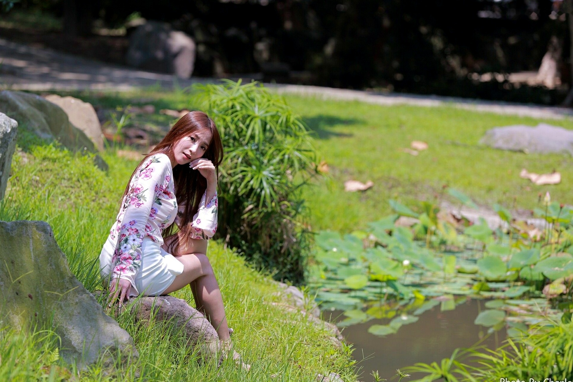 台湾正妹Anber小安柏新北投捷运站外拍写真:清新碎花与明艳红裙衬托甜美气质,户外街拍尽显修长美腿!