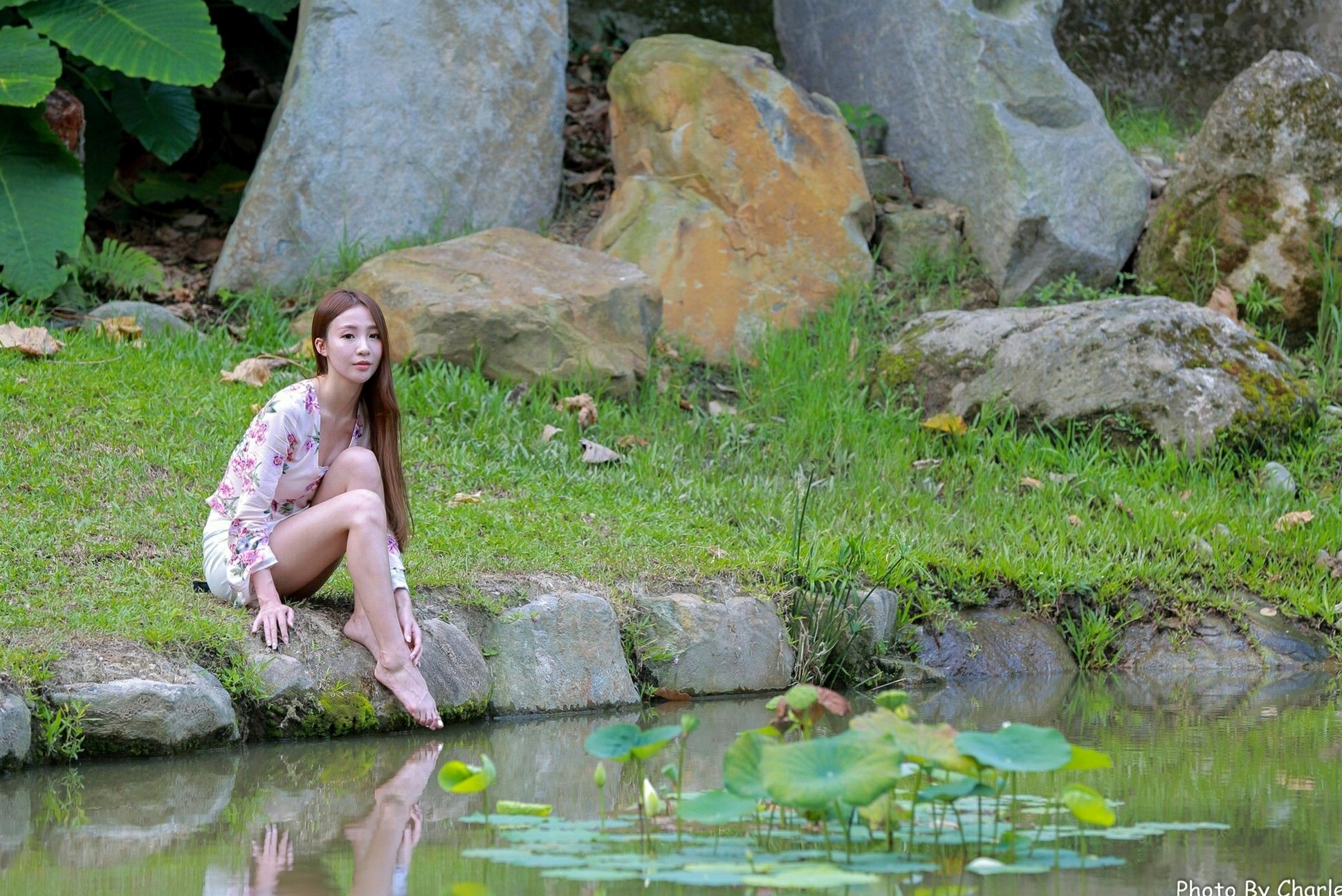 台湾正妹Anber小安柏新北投捷运站外拍写真:清新碎花与明艳红裙衬托甜美气质,户外街拍尽显修长美腿!
