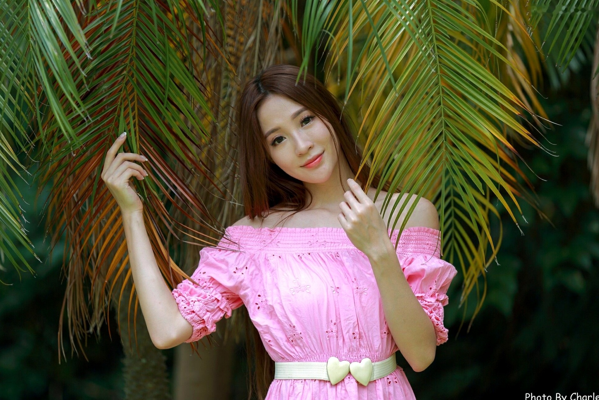 台湾正妹Anber小安柏新北投捷运站外拍写真:清新碎花与明艳红裙衬托甜美气质,户外街拍尽显修长美腿!