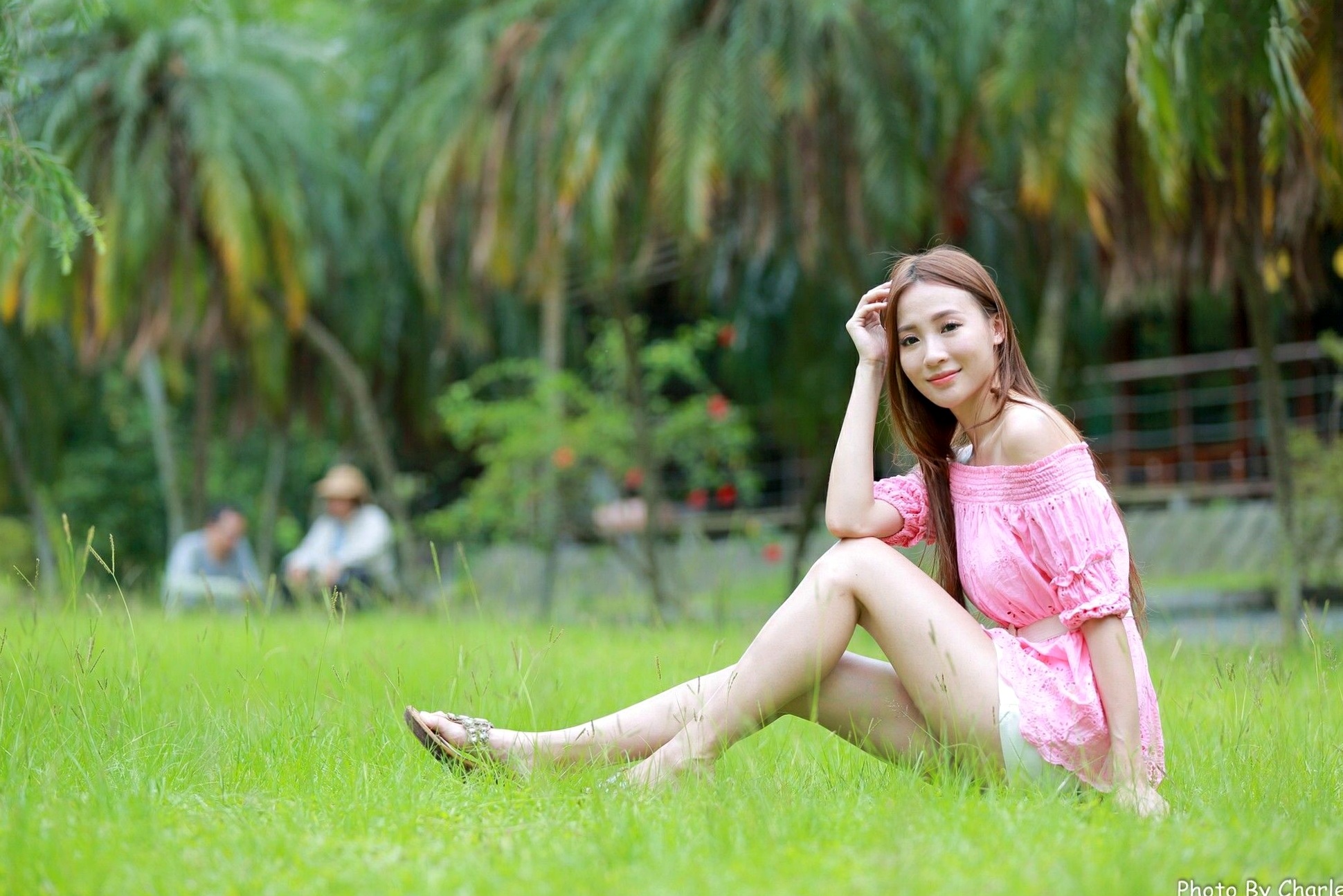 台湾正妹Anber小安柏新北投捷运站外拍写真:清新碎花与明艳红裙衬托甜美气质,户外街拍尽显修长美腿!