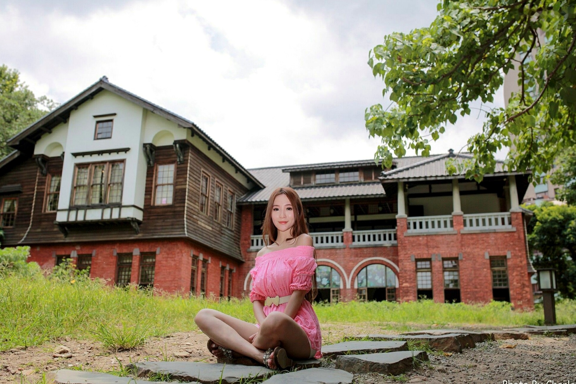 台湾正妹Anber小安柏新北投捷运站外拍写真:清新碎花与明艳红裙衬托甜美气质,户外街拍尽显修长美腿!