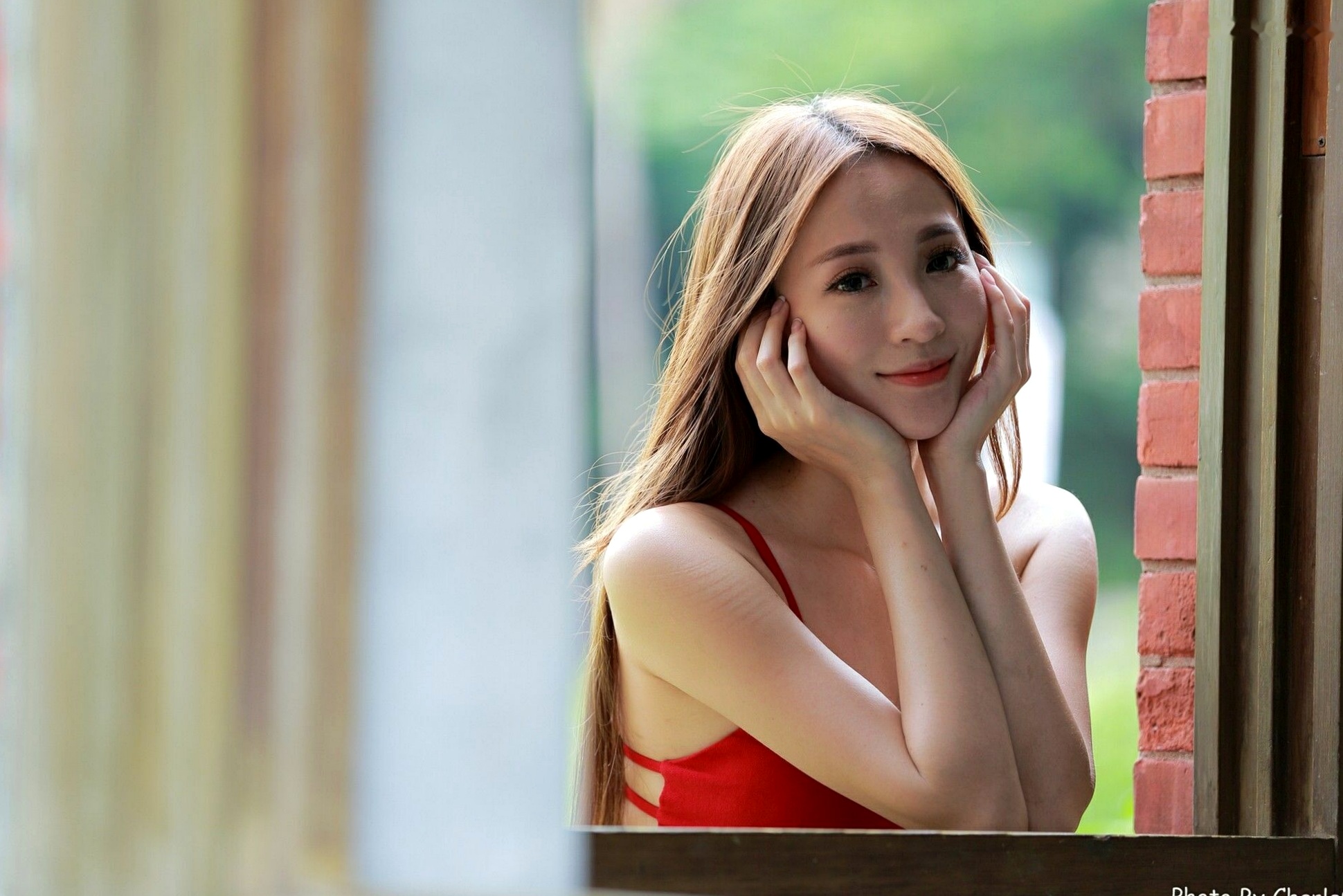 台湾正妹Anber小安柏新北投捷运站外拍写真:清新碎花与明艳红裙衬托甜美气质,户外街拍尽显修长美腿!