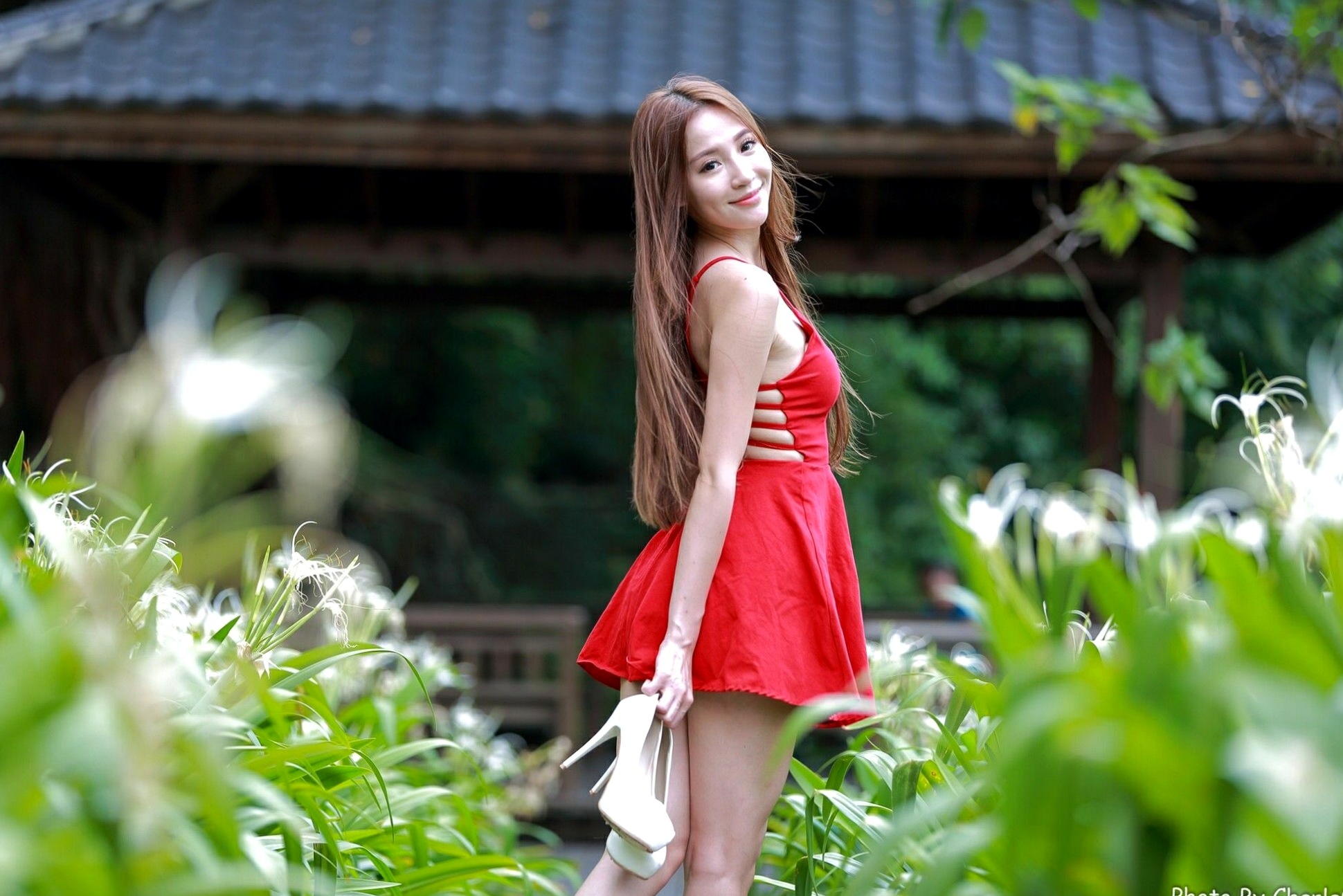 台湾正妹Anber小安柏新北投捷运站外拍写真:清新碎花与明艳红裙衬托甜美气质,户外街拍尽显修长美腿!