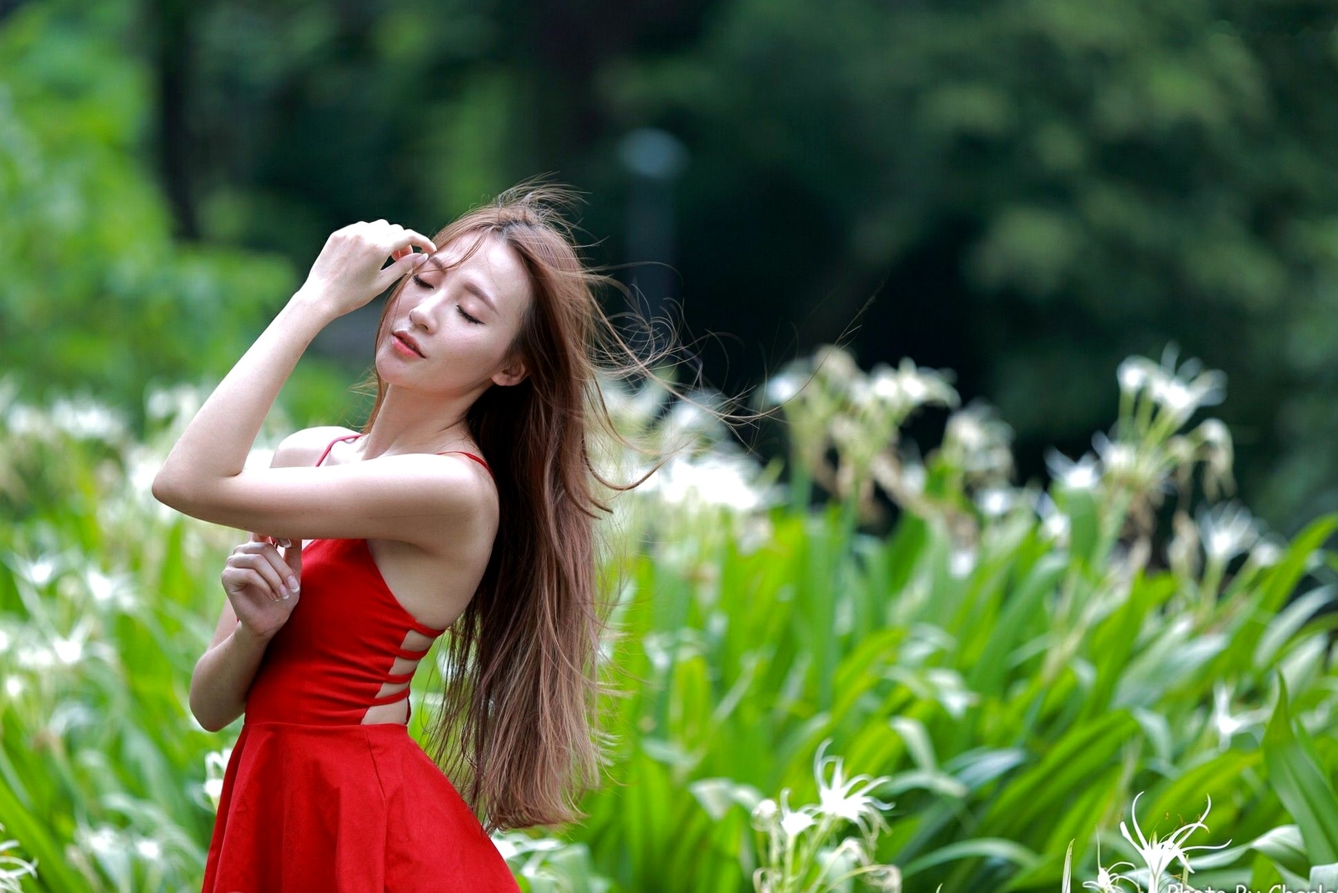 台湾正妹Anber小安柏新北投捷运站外拍写真:清新碎花与明艳红裙衬托甜美气质,户外街拍尽显修长美腿!