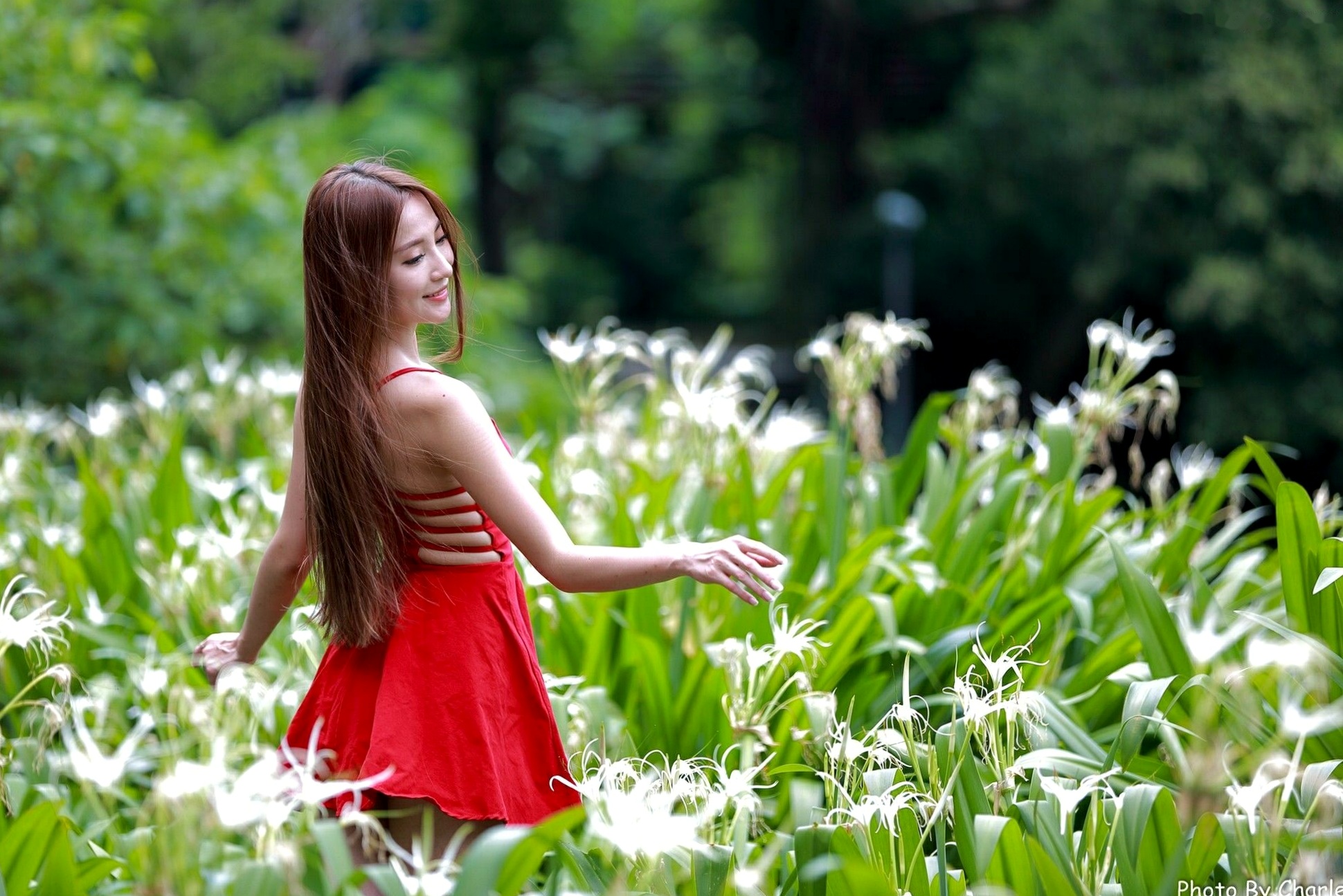 台湾正妹Anber小安柏新北投捷运站外拍写真:清新碎花与明艳红裙衬托甜美气质,户外街拍尽显修长美腿!