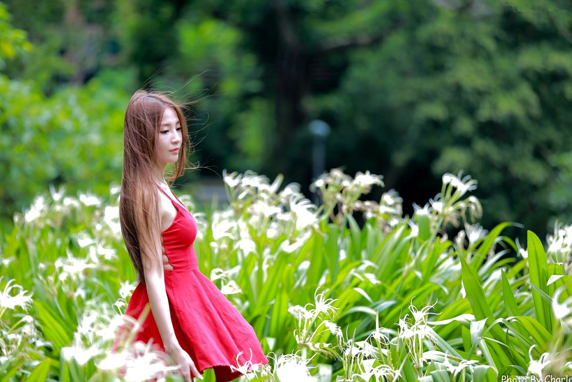 台湾正妹Anber小安柏新北投捷运站外拍写真:清新碎花与明艳红裙衬托甜美气质,户外街拍尽显修长美腿!