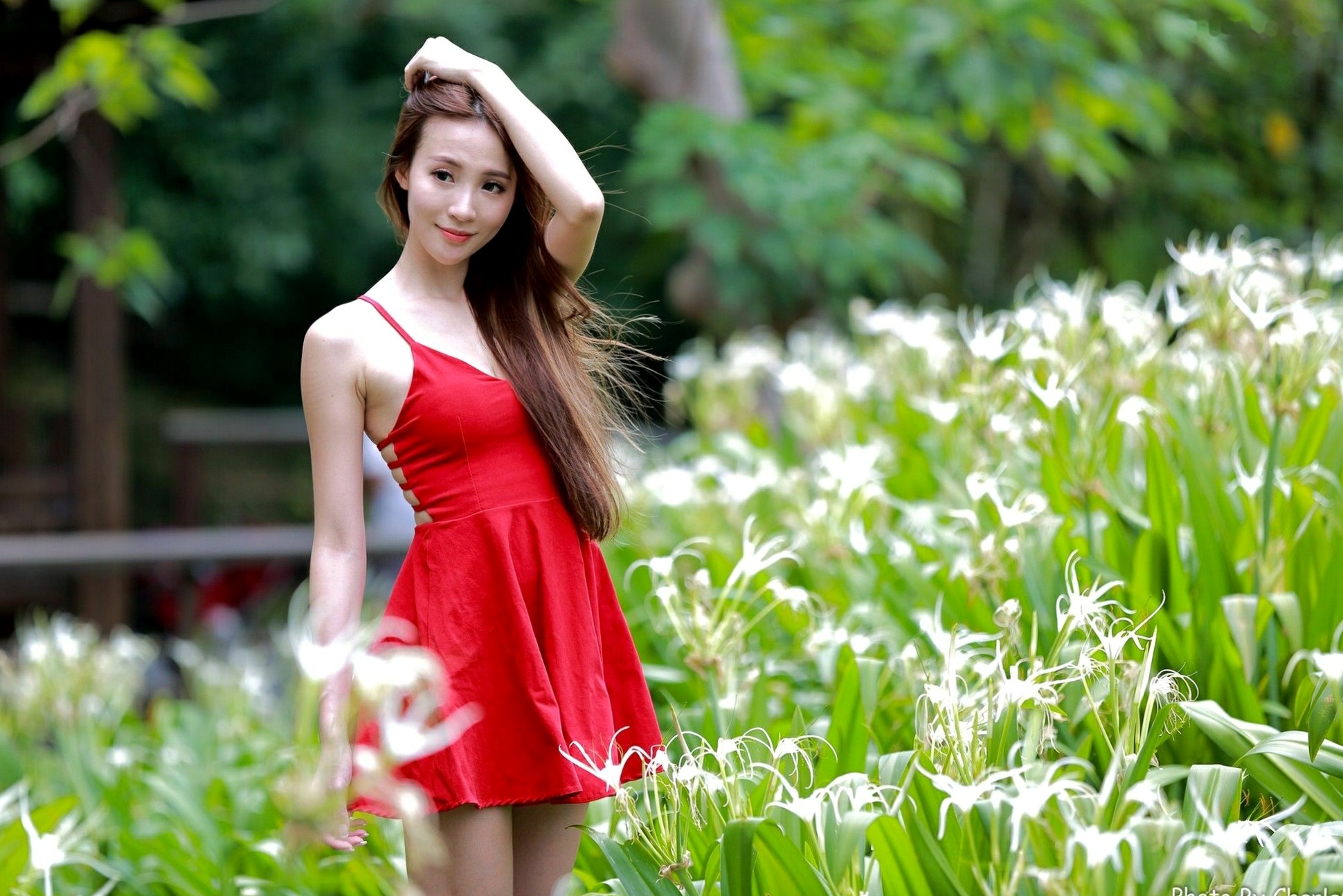 台湾正妹Anber小安柏新北投捷运站外拍写真:清新碎花与明艳红裙衬托甜美气质,户外街拍尽显修长美腿!