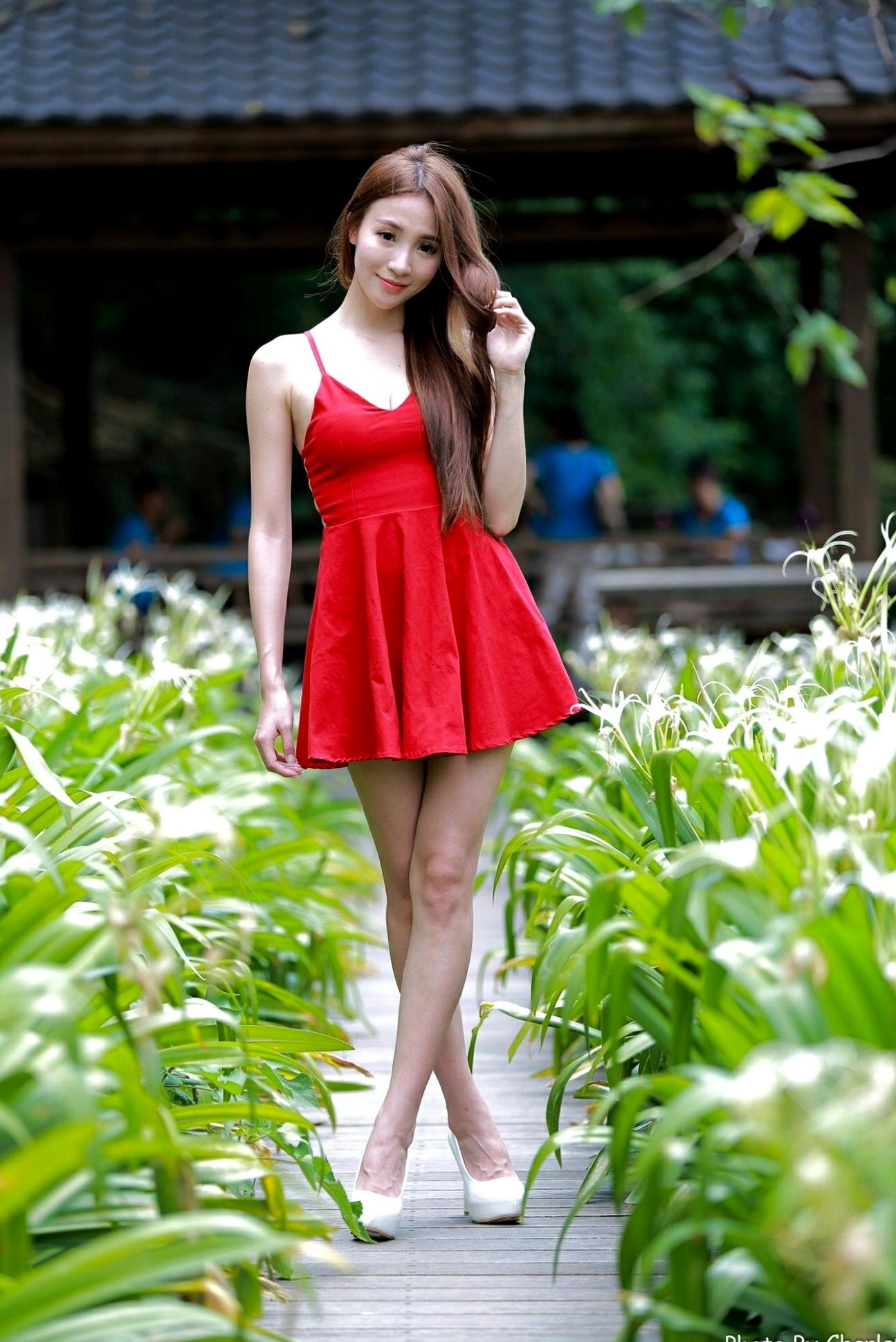 台湾正妹Anber小安柏新北投捷运站外拍写真:清新碎花与明艳红裙衬托甜美气质,户外街拍尽显修长美腿!