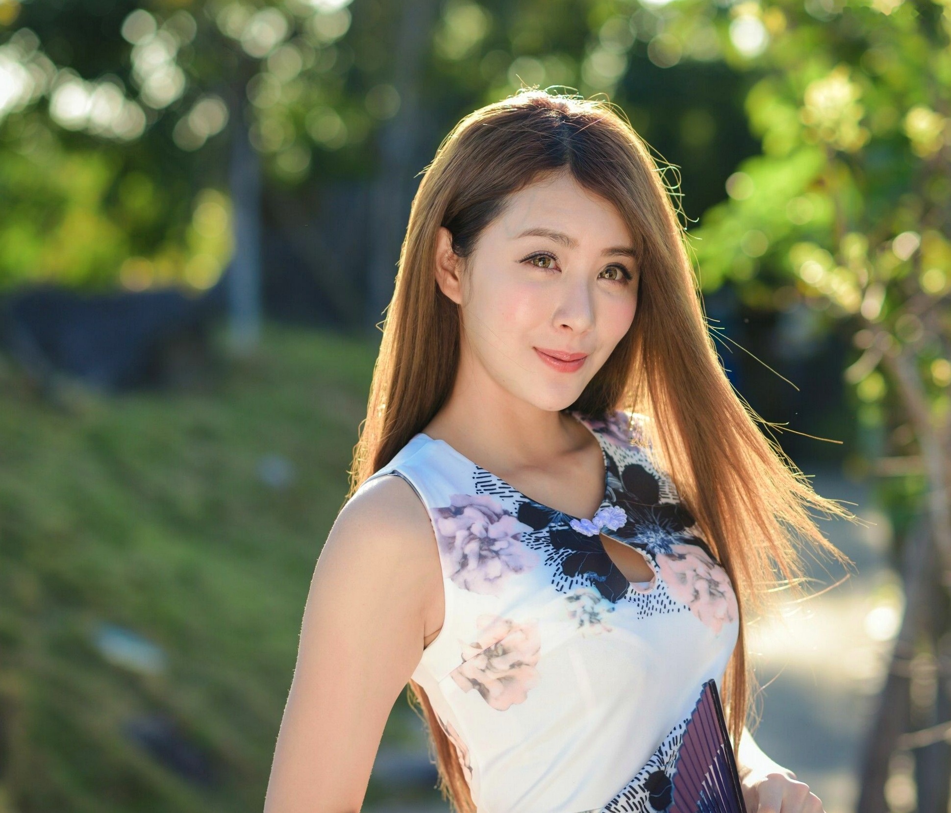 台湾正妹Miso夏晴:清新校服与古典旗袍,漫步中式园林的甜美初恋感写真
