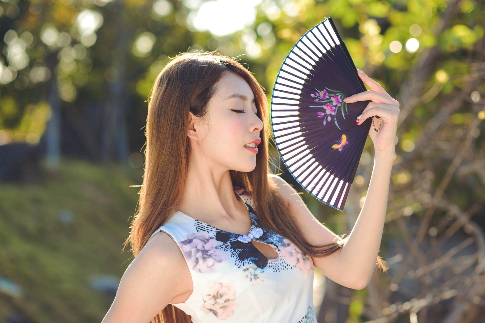台湾正妹Miso夏晴:清新校服与古典旗袍,漫步中式园林的甜美初恋感写真