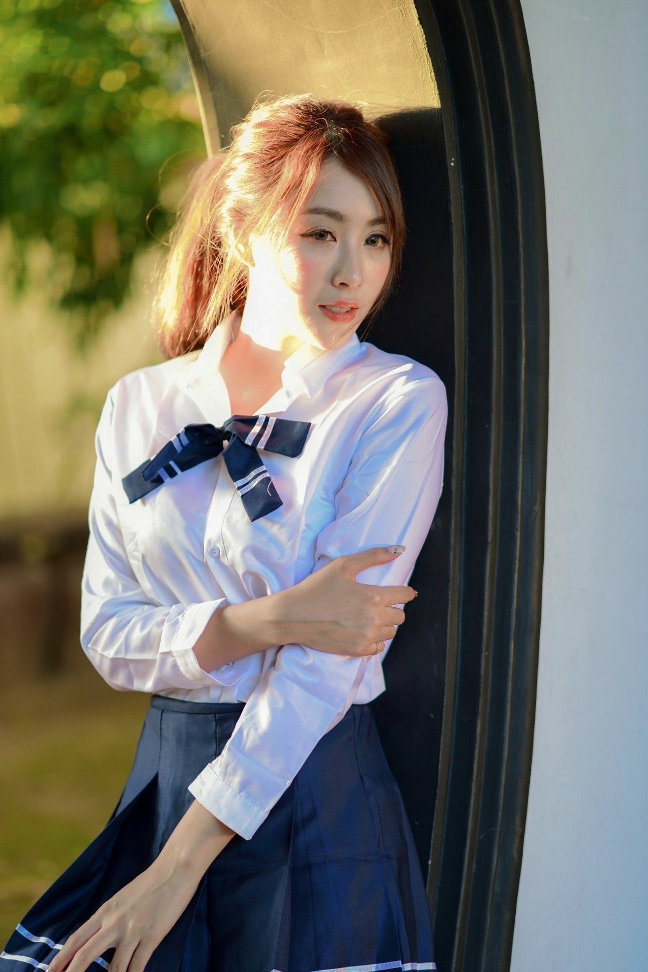 台湾正妹Miso夏晴:清新校服与古典旗袍,漫步中式园林的甜美初恋感写真