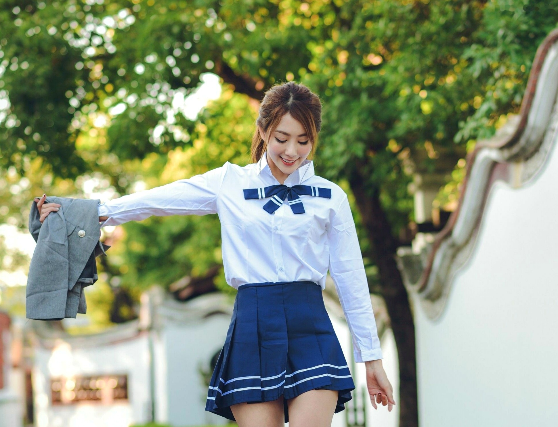 台湾正妹Miso夏晴:清新校服与古典旗袍,漫步中式园林的甜美初恋感写真