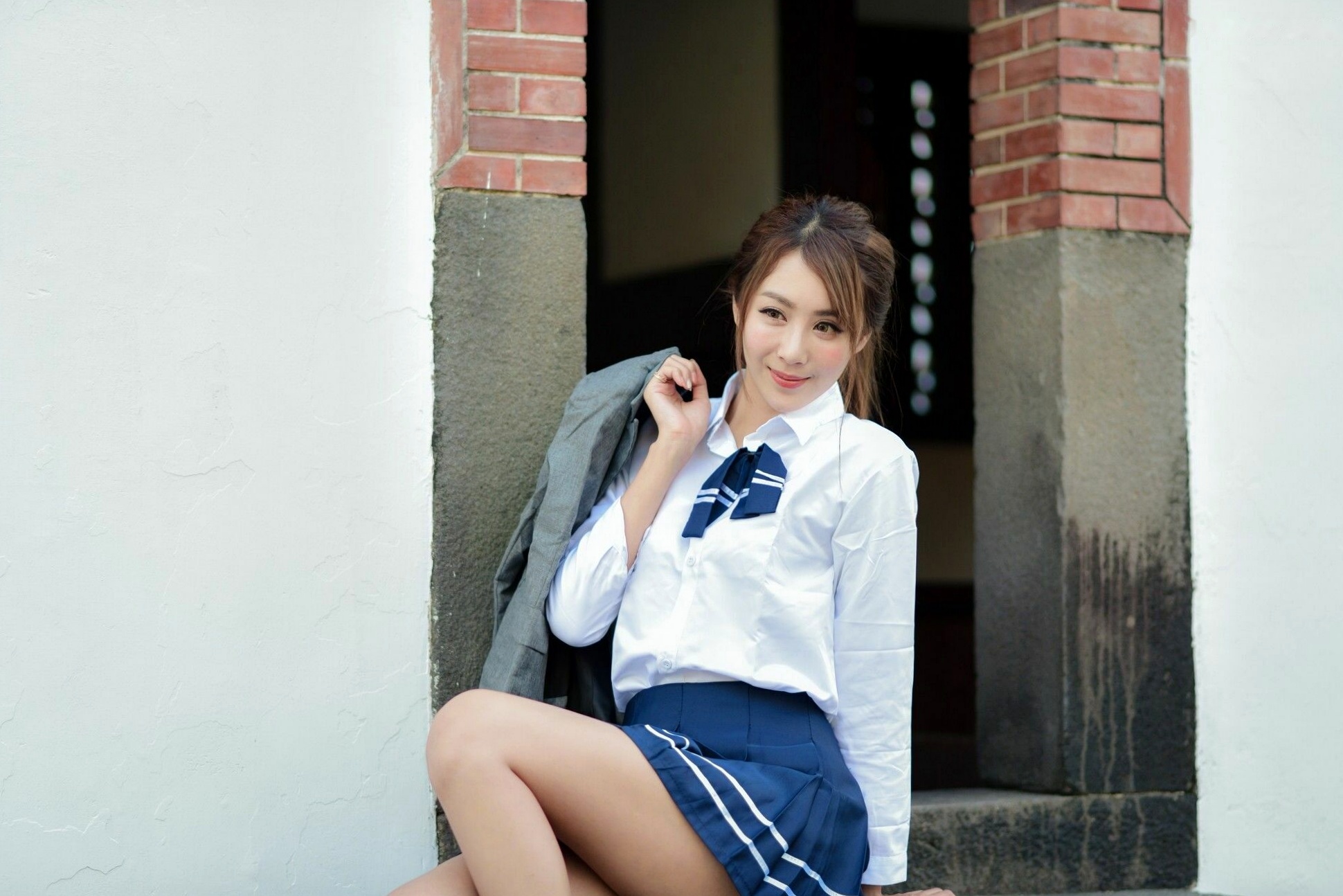 台湾正妹Miso夏晴:清新校服与古典旗袍,漫步中式园林的甜美初恋感写真