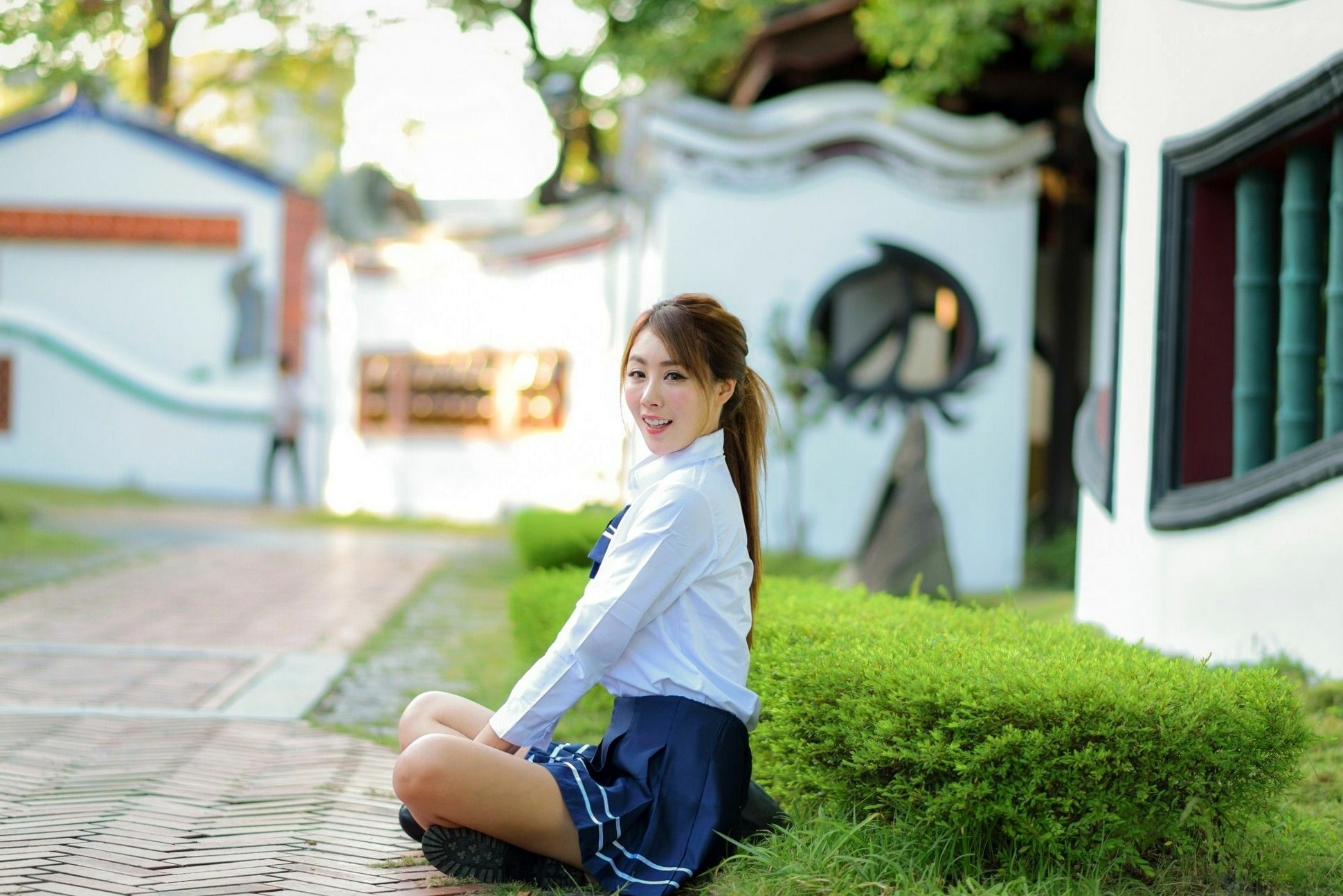 台湾正妹Miso夏晴:清新校服与古典旗袍,漫步中式园林的甜美初恋感写真