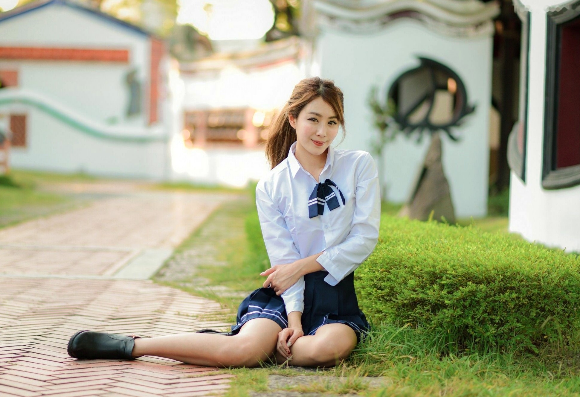 台湾正妹Miso夏晴:清新校服与古典旗袍,漫步中式园林的甜美初恋感写真