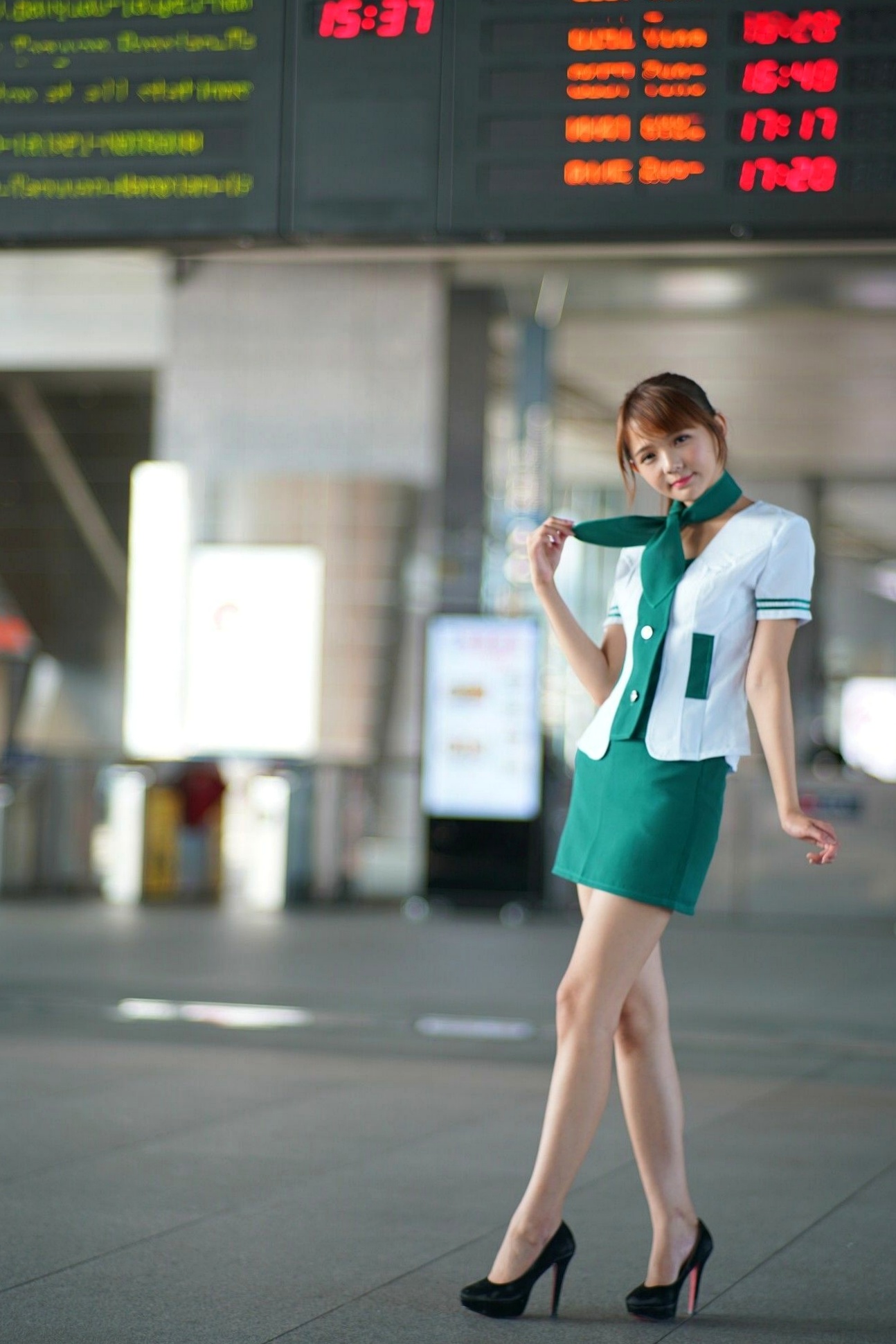 台湾正妹苏郁媛《烏日高鐵·空姐制服》甜美写真集 - 职场气质诱惑,制服美腿,都市温柔女神风