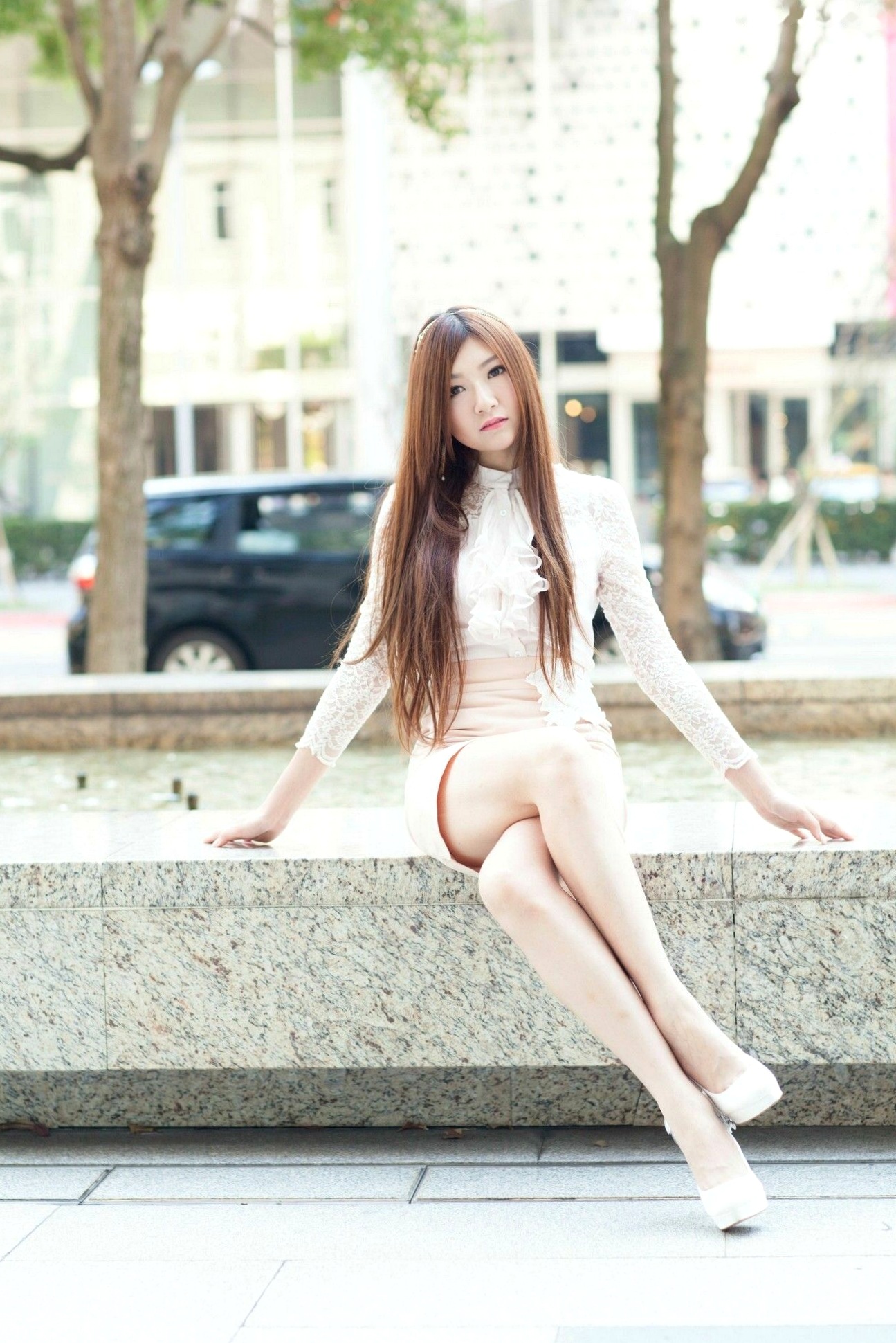台湾正妹Michelle小羽《信義區街拍》白色蕾丝衬衫+包臀短裙写真集,清纯职场风女神街拍